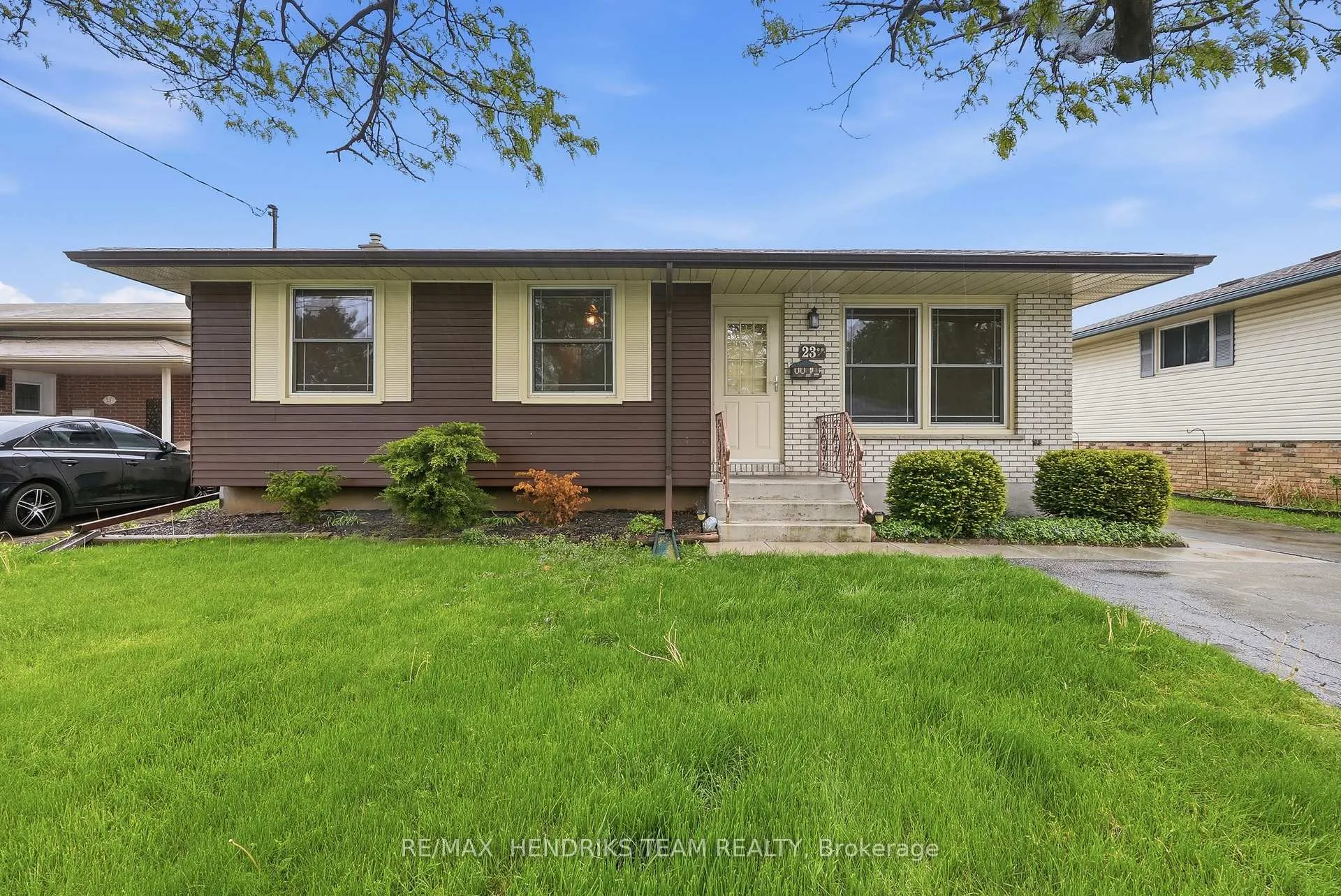 Photo 4 of 23 Crescentwood Drive, St. Catharines, Lakeport — HOMEH