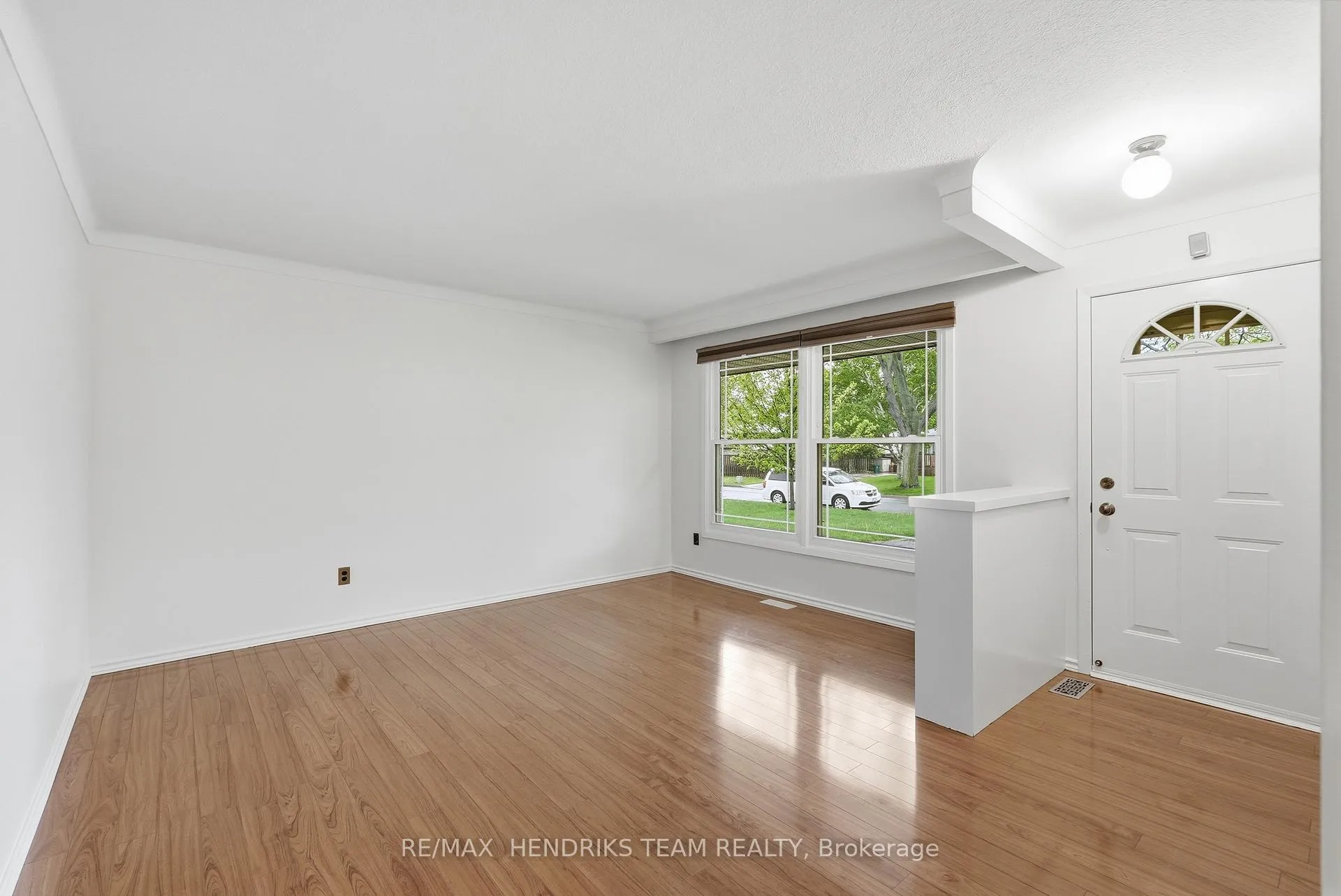 Photo 8 of 23 Crescentwood Drive, St. Catharines, Lakeport — HOMEH