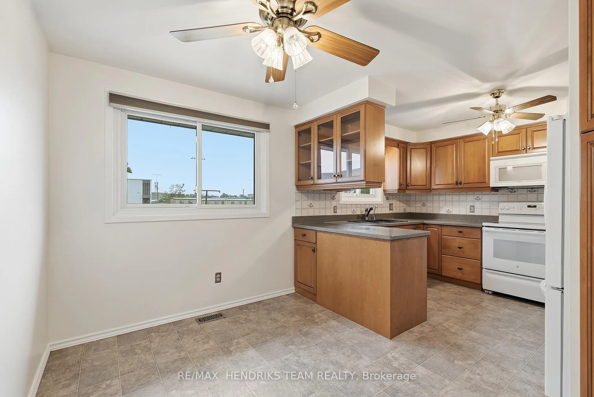 Photo 13 of 23 Crescentwood Drive, St. Catharines, Lakeport — HOMEH