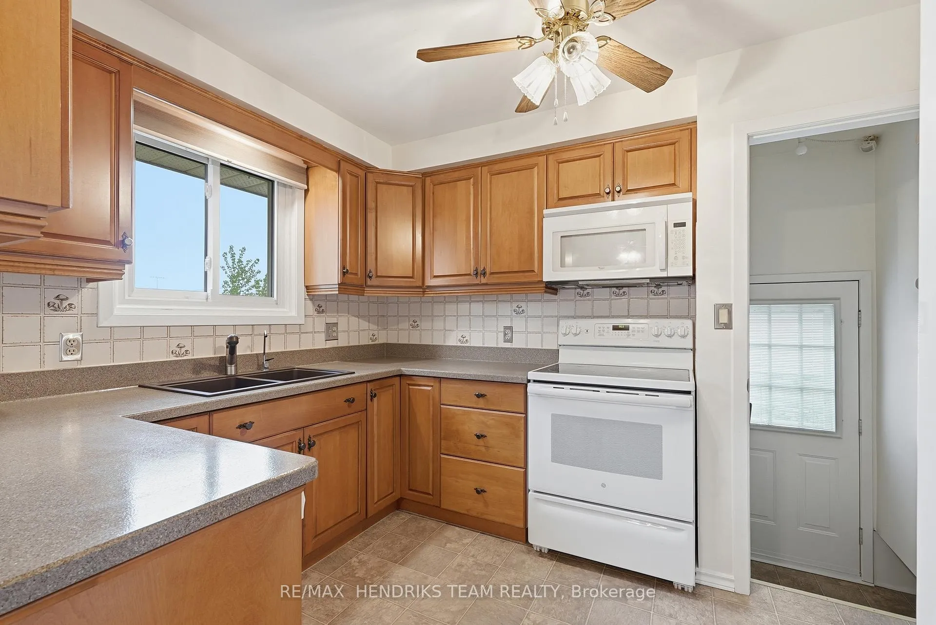 Photo 16 of 23 Crescentwood Drive, St. Catharines, Lakeport — HOMEH