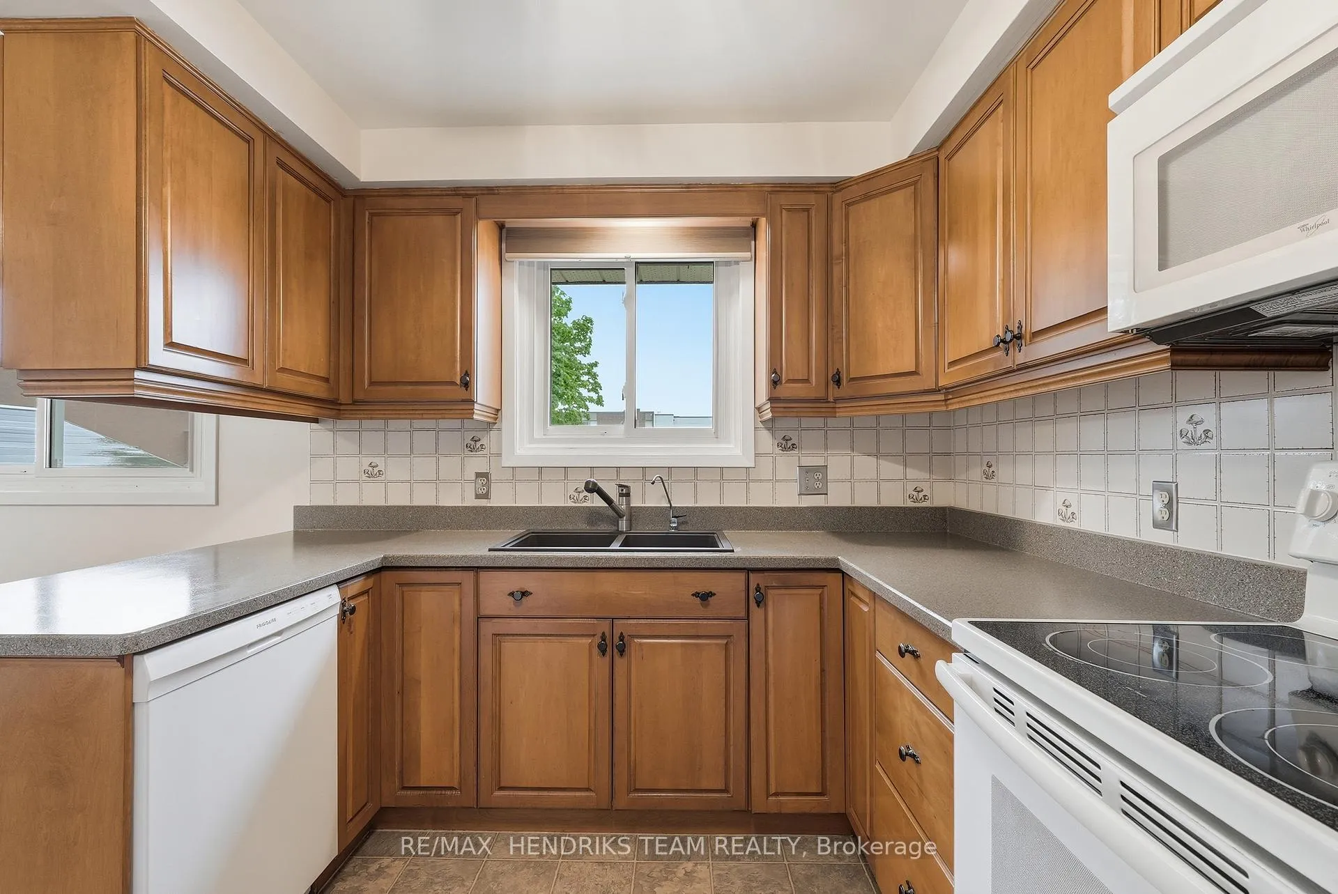 Photo 17 of 23 Crescentwood Drive, St. Catharines, Lakeport — HOMEH