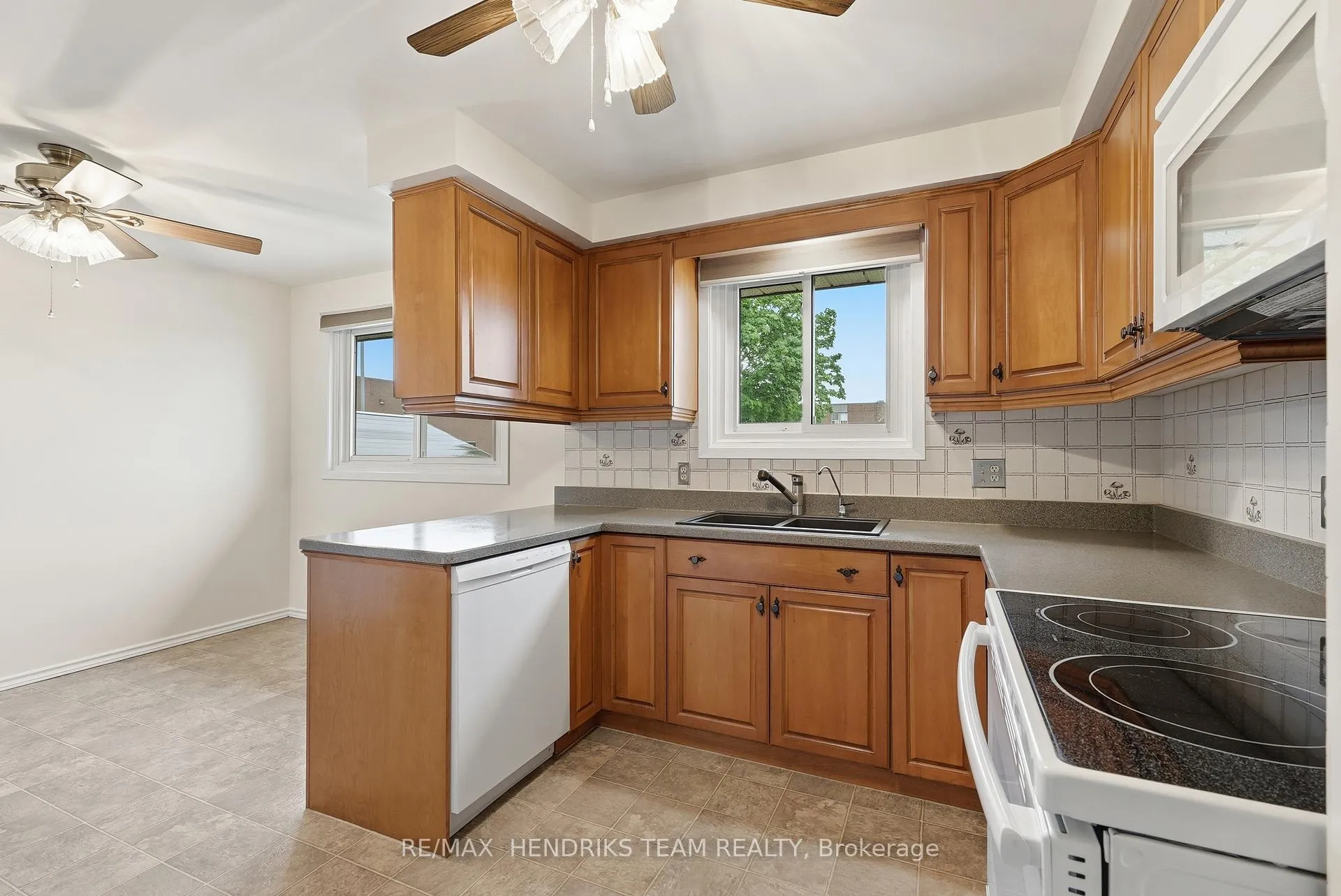 Photo 18 of 23 Crescentwood Drive, St. Catharines, Lakeport — HOMEH