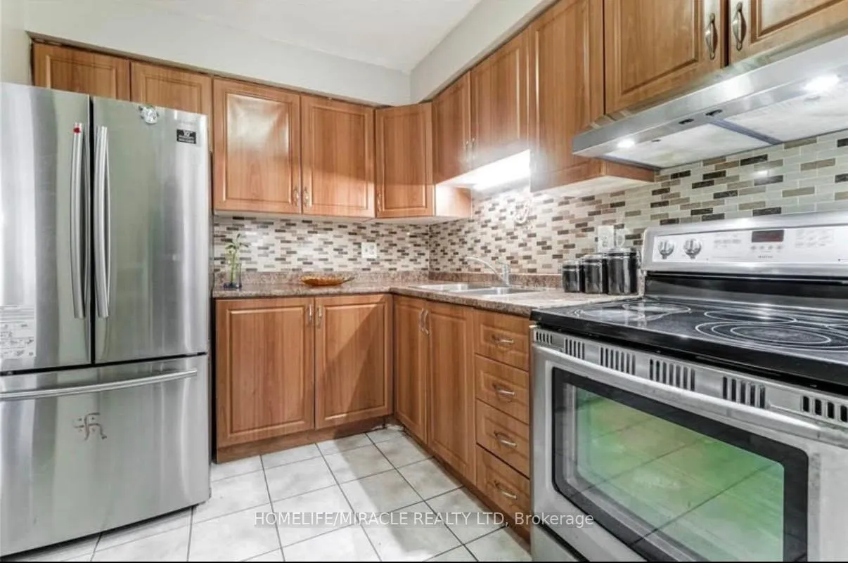 Photo 5 of 22 Sandringham Court, Brampton, Bramalea West Industrial — HOMEH