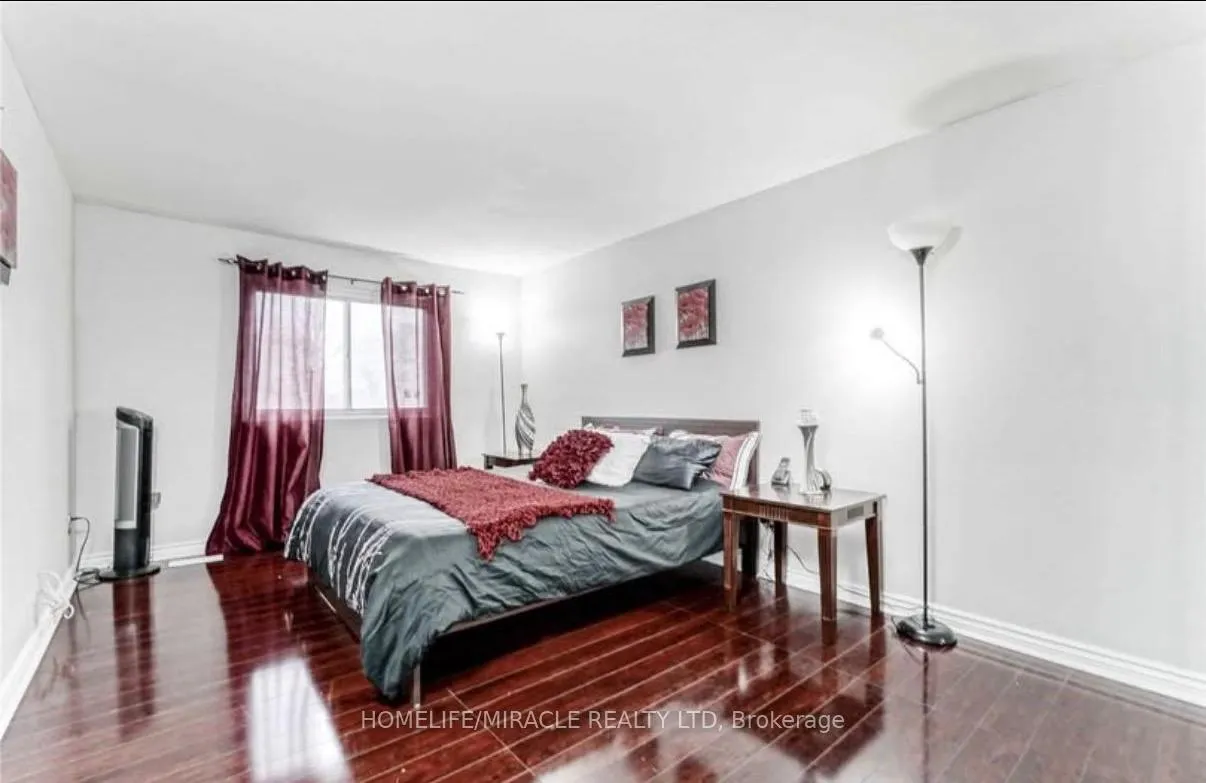 Photo 6 of 22 Sandringham Court, Brampton, Bramalea West Industrial — HOMEH