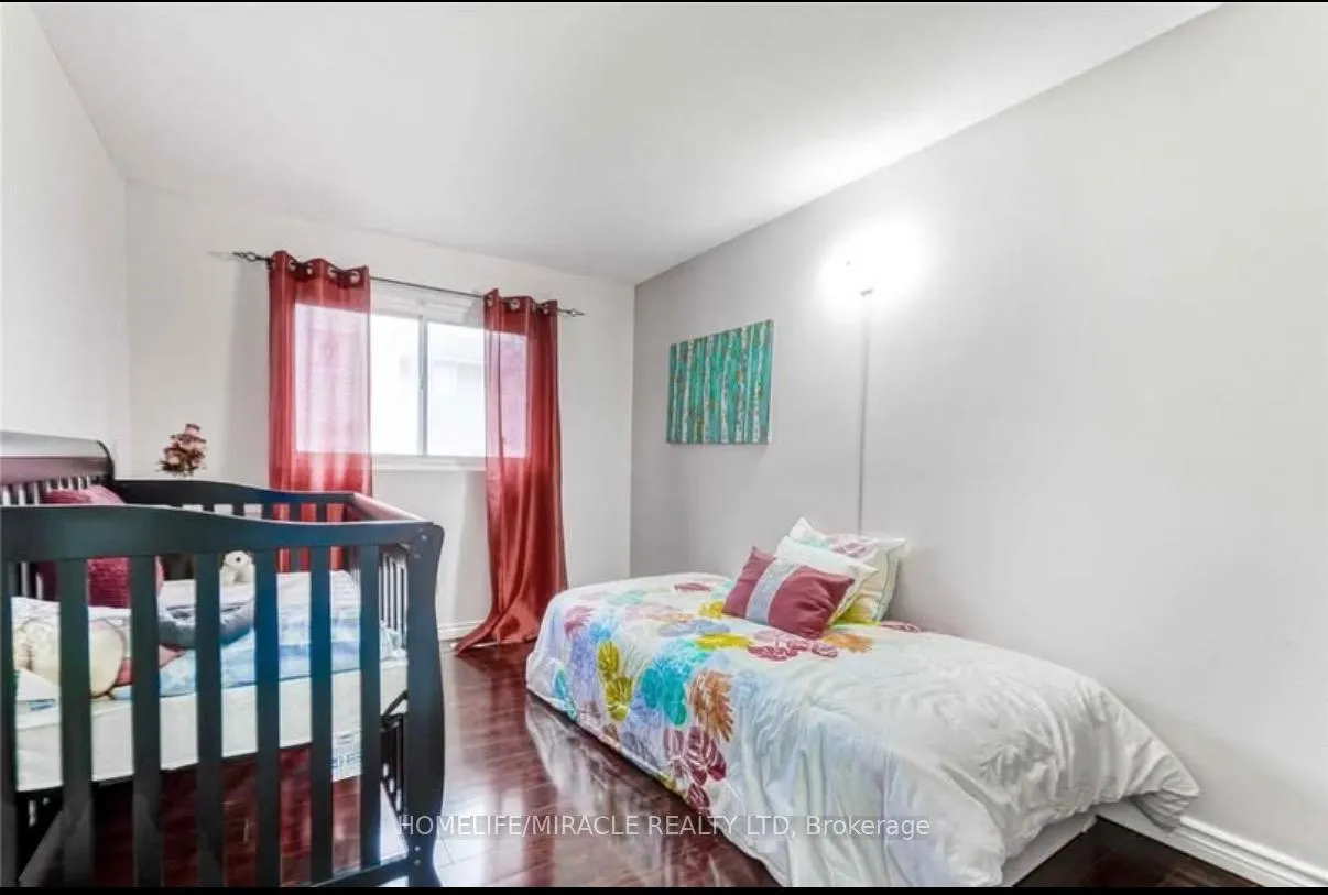 Photo 8 of 22 Sandringham Court, Brampton, Bramalea West Industrial — HOMEH