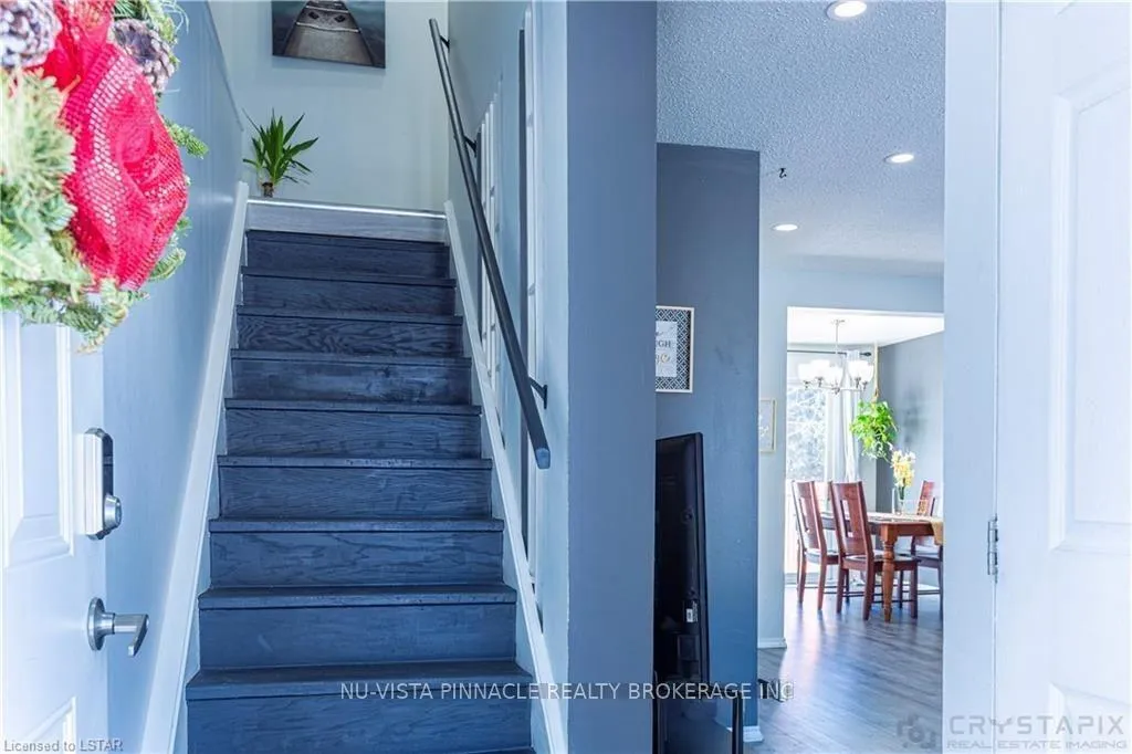 Photo 4 of 7 Ranchwood Crescent, London, North F — HOMEH