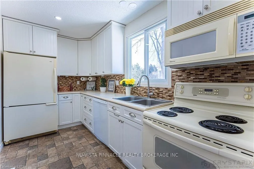 Photo 8 of 7 Ranchwood Crescent, London, North F — HOMEH