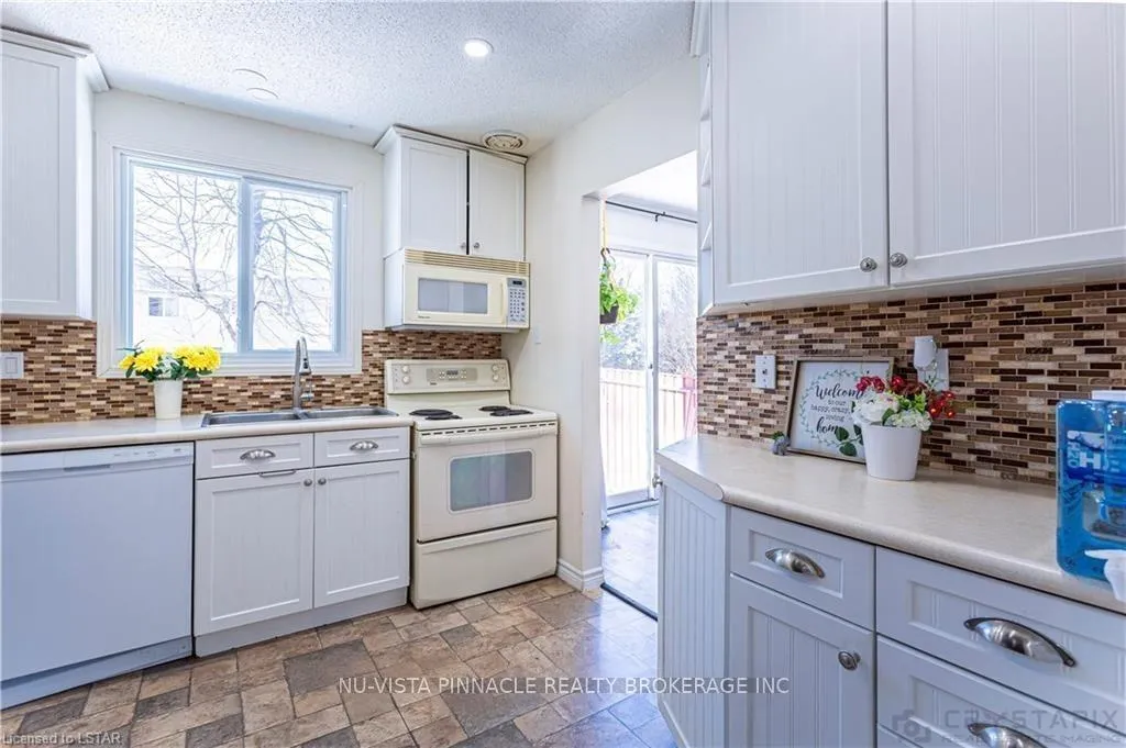 Photo 9 of 7 Ranchwood Crescent, London, North F — HOMEH