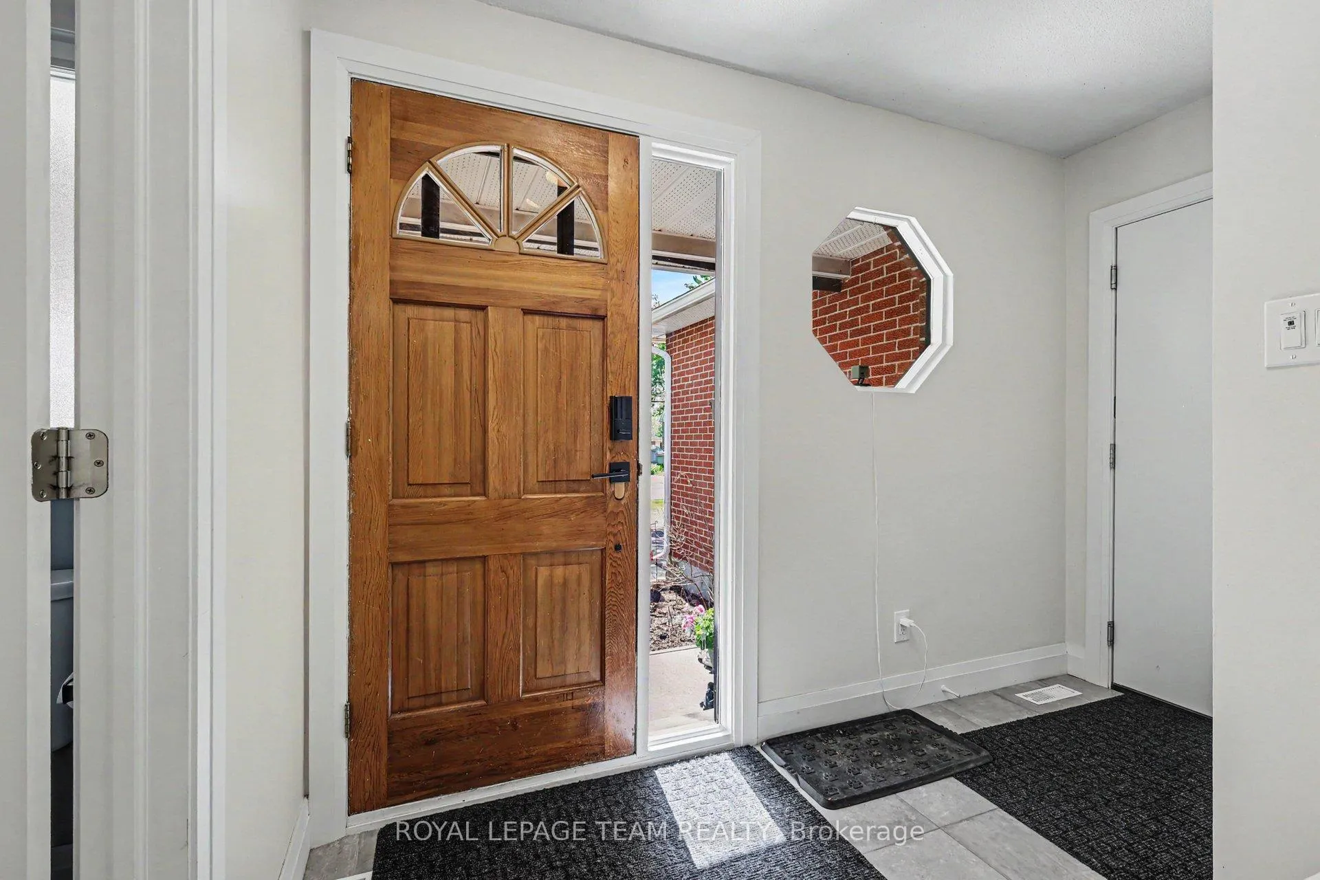 Photo 2 of 495 Edgeworth Avenue, Ottawa, Woodroffe — HOMEH