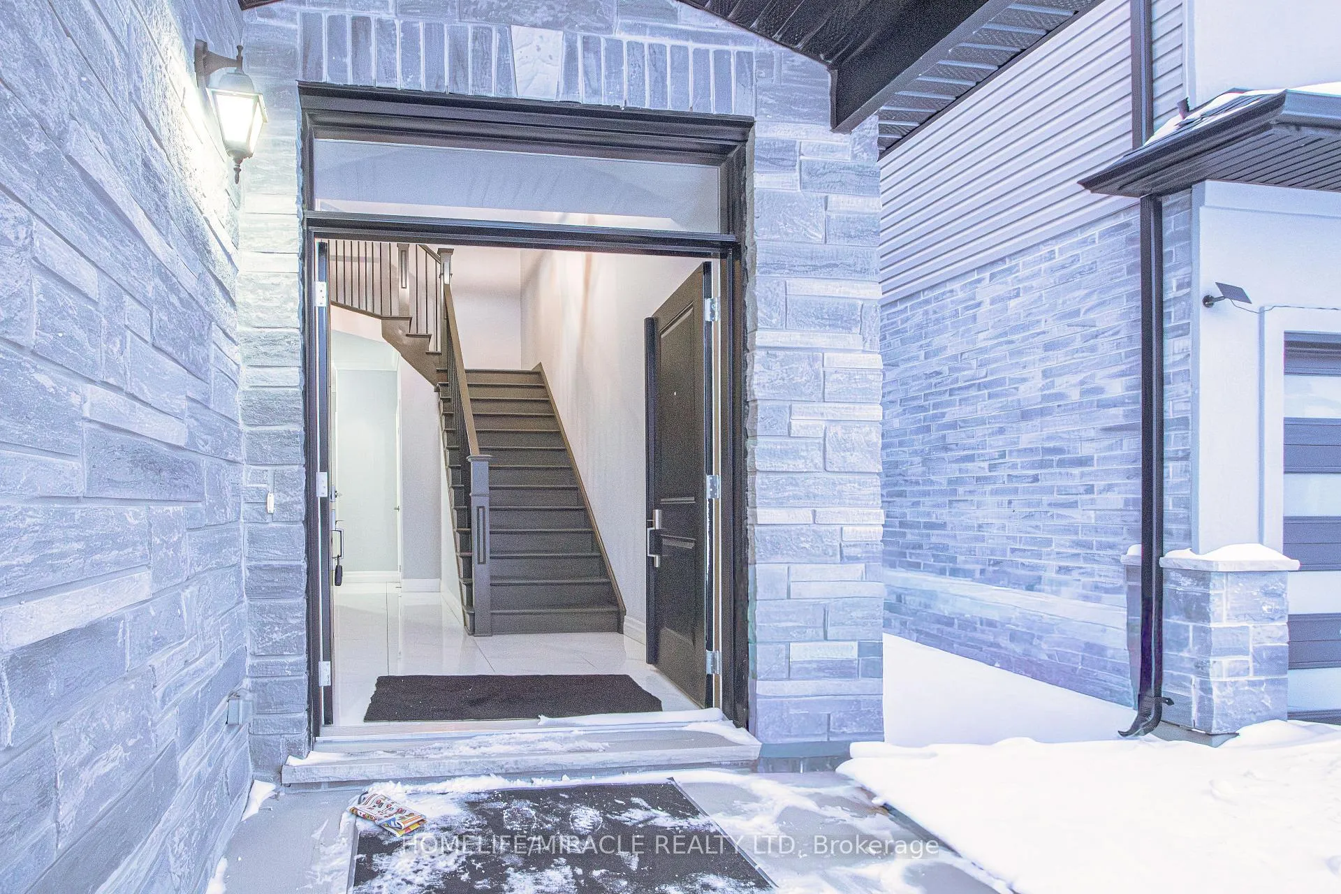 Photo 5 of 2872 Doyle Drive, London, South U — HOMEH