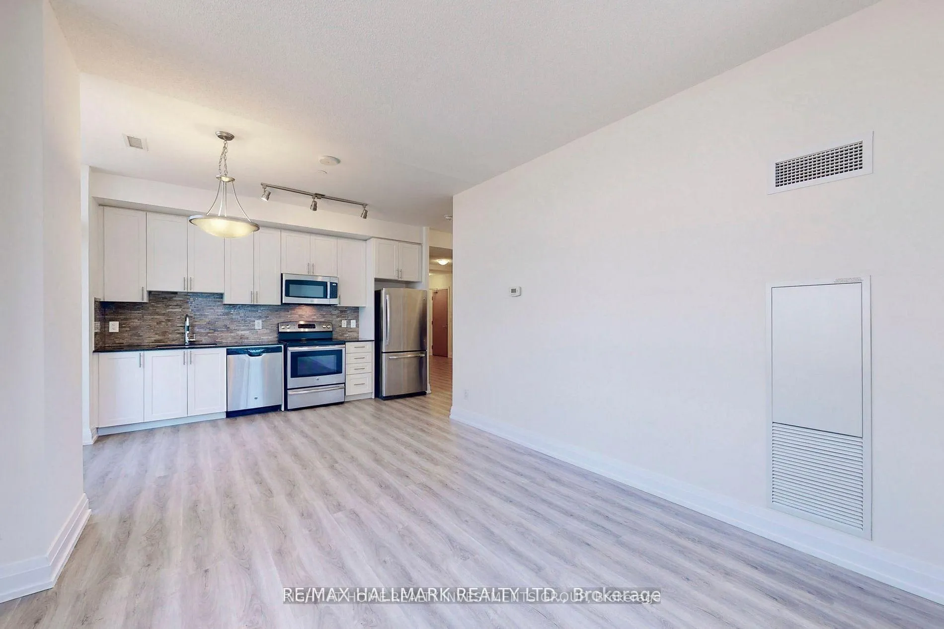 Photo 8 of Unit 833, 7165 Yonge Street, Markham, Grandview — HOMEH