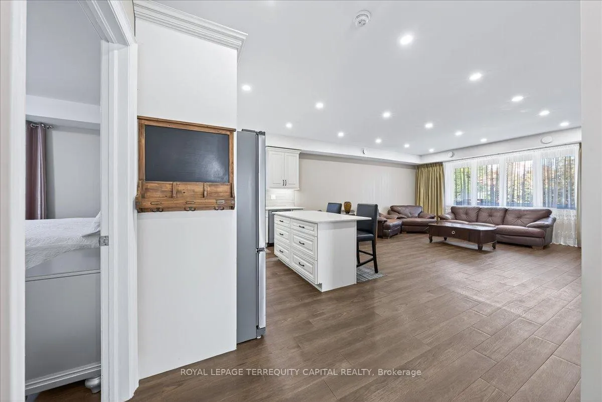 Photo 7 of 30 Indianola Crescent, Wasaga Beach — HOMEH