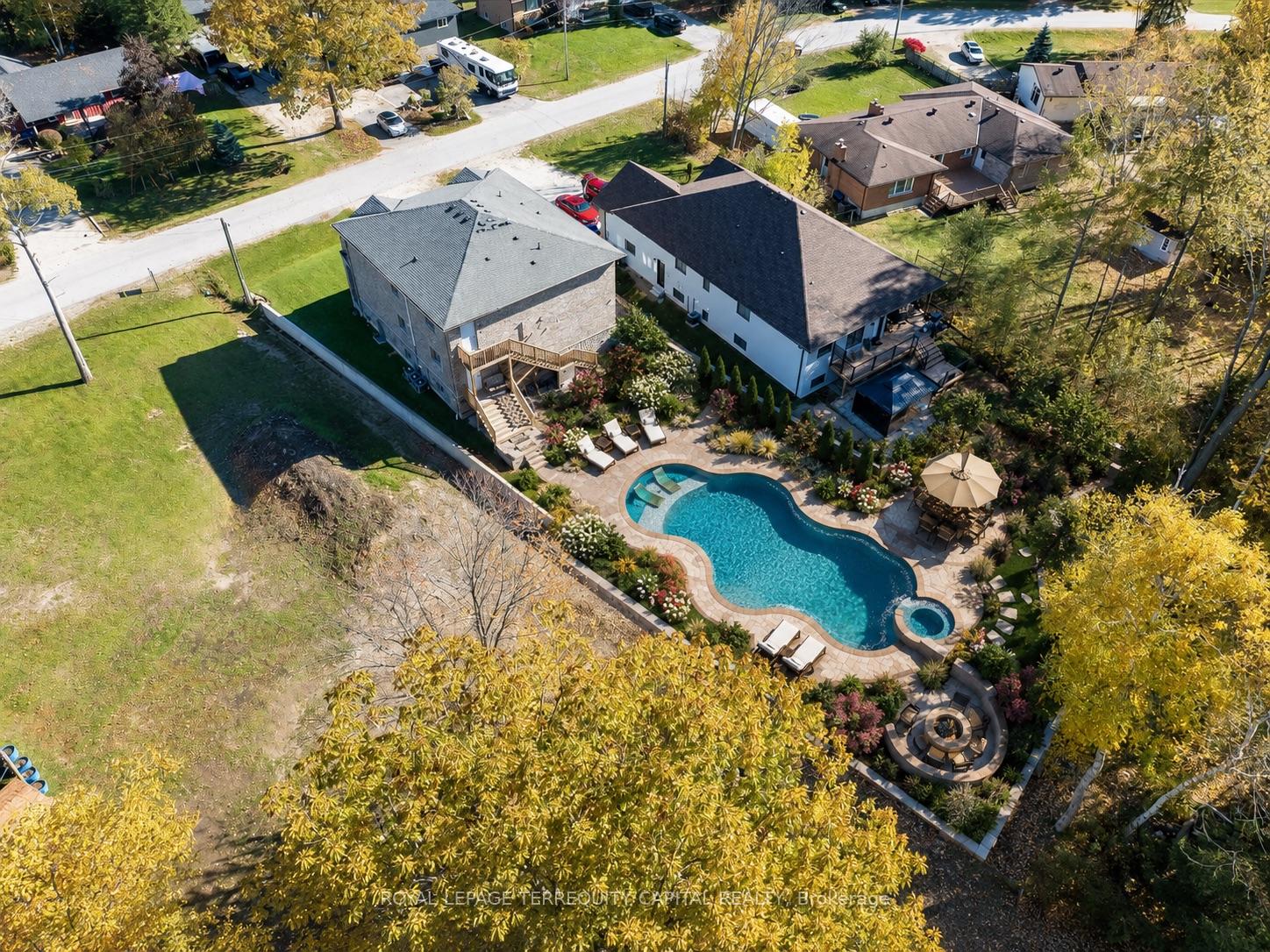 Photo 3 of 30 Indianola Crescent, Wasaga Beach — HOMEH