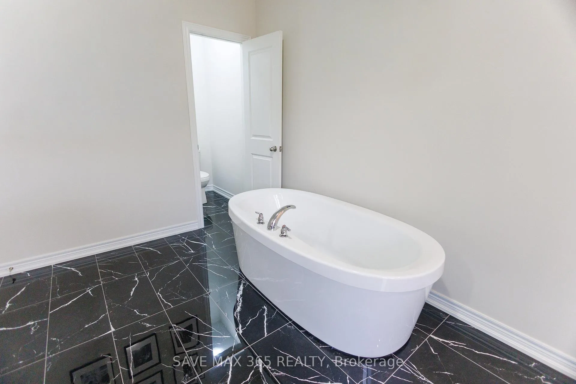 Photo 33 of 55 Canard Drive, Vaughan, Kleinburg — HOMEH