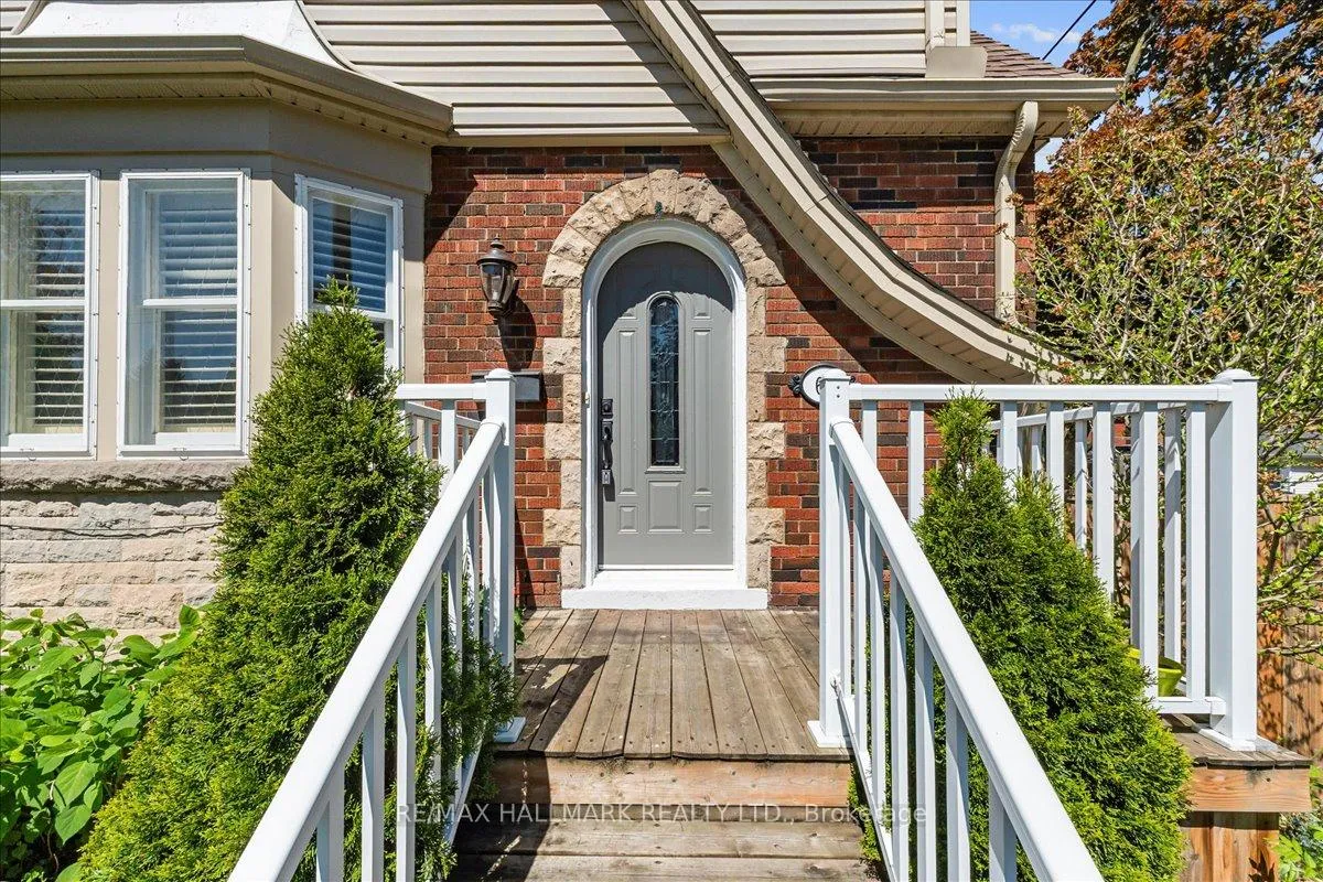 Photo 3 of 62 Tuxedo Avenue S, Hamilton, Delta — HOMEH