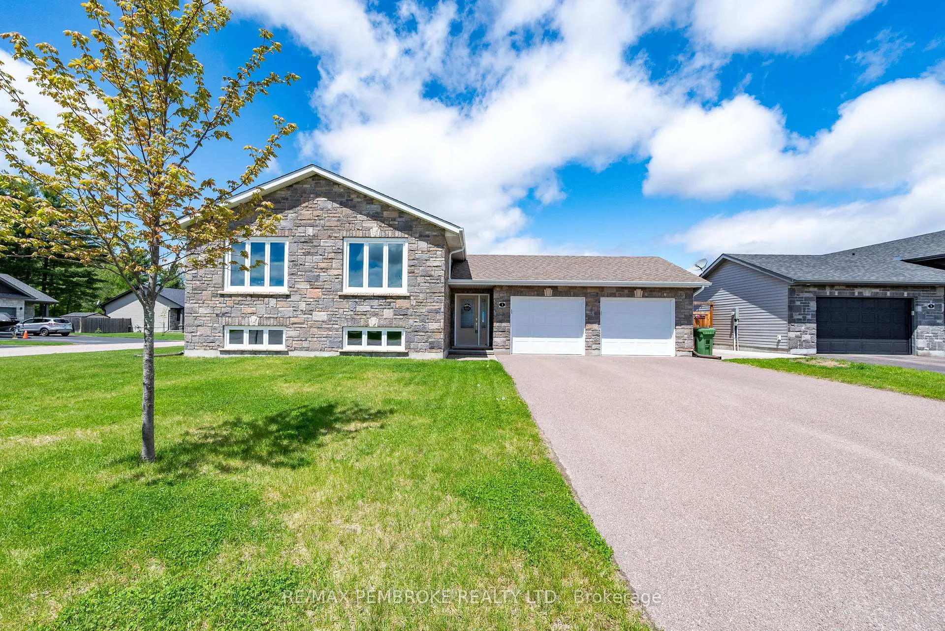 Photo 2 of 3 Nile Street, Petawawa — HOMEH