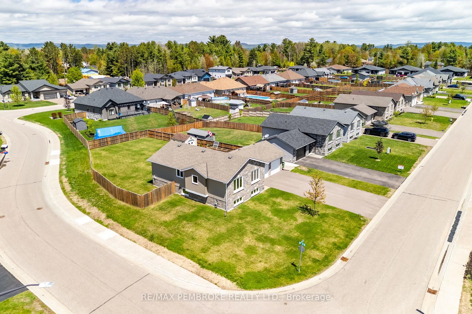 Photo 41 of 3 Nile Street, Petawawa — HOMEH