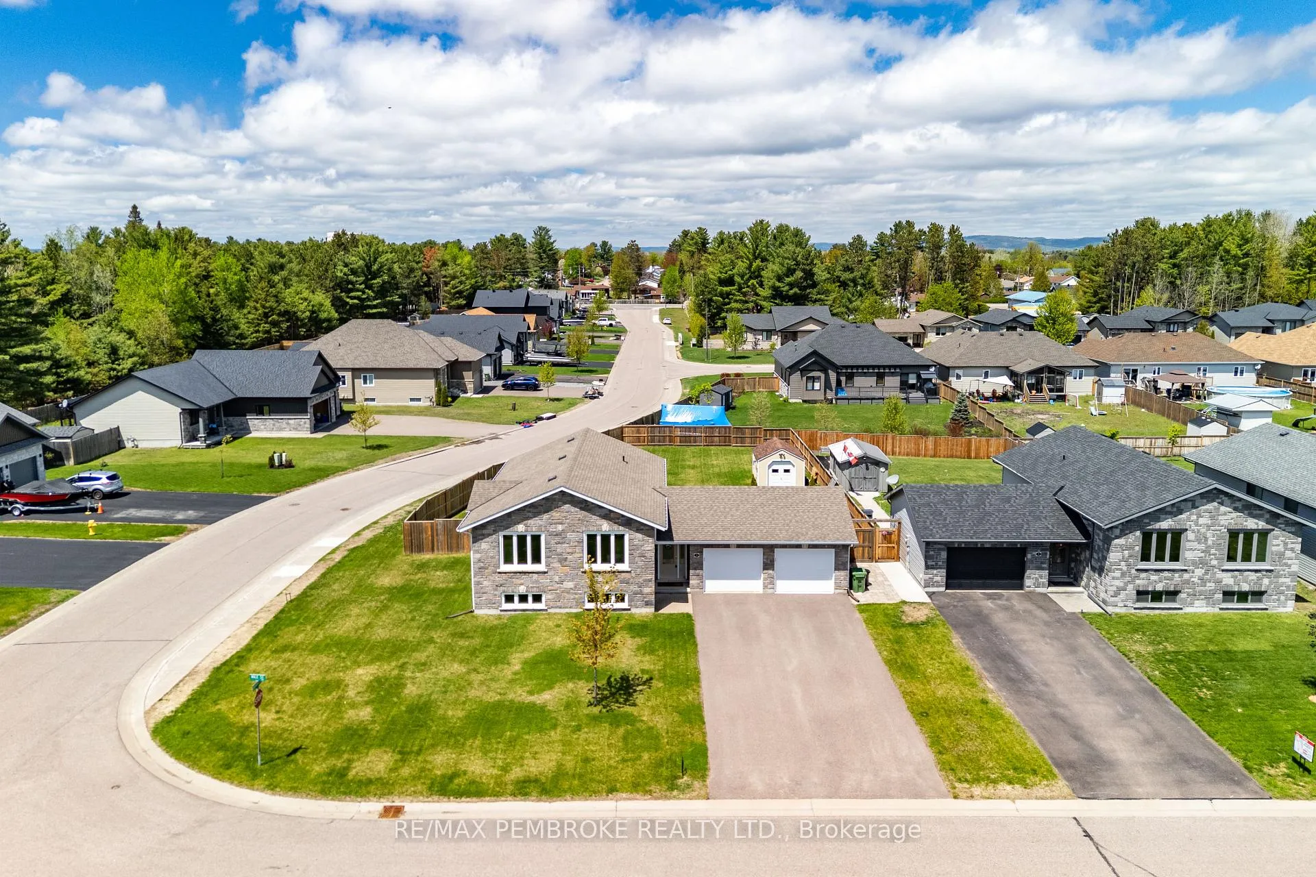 Photo 43 of 3 Nile Street, Petawawa — HOMEH