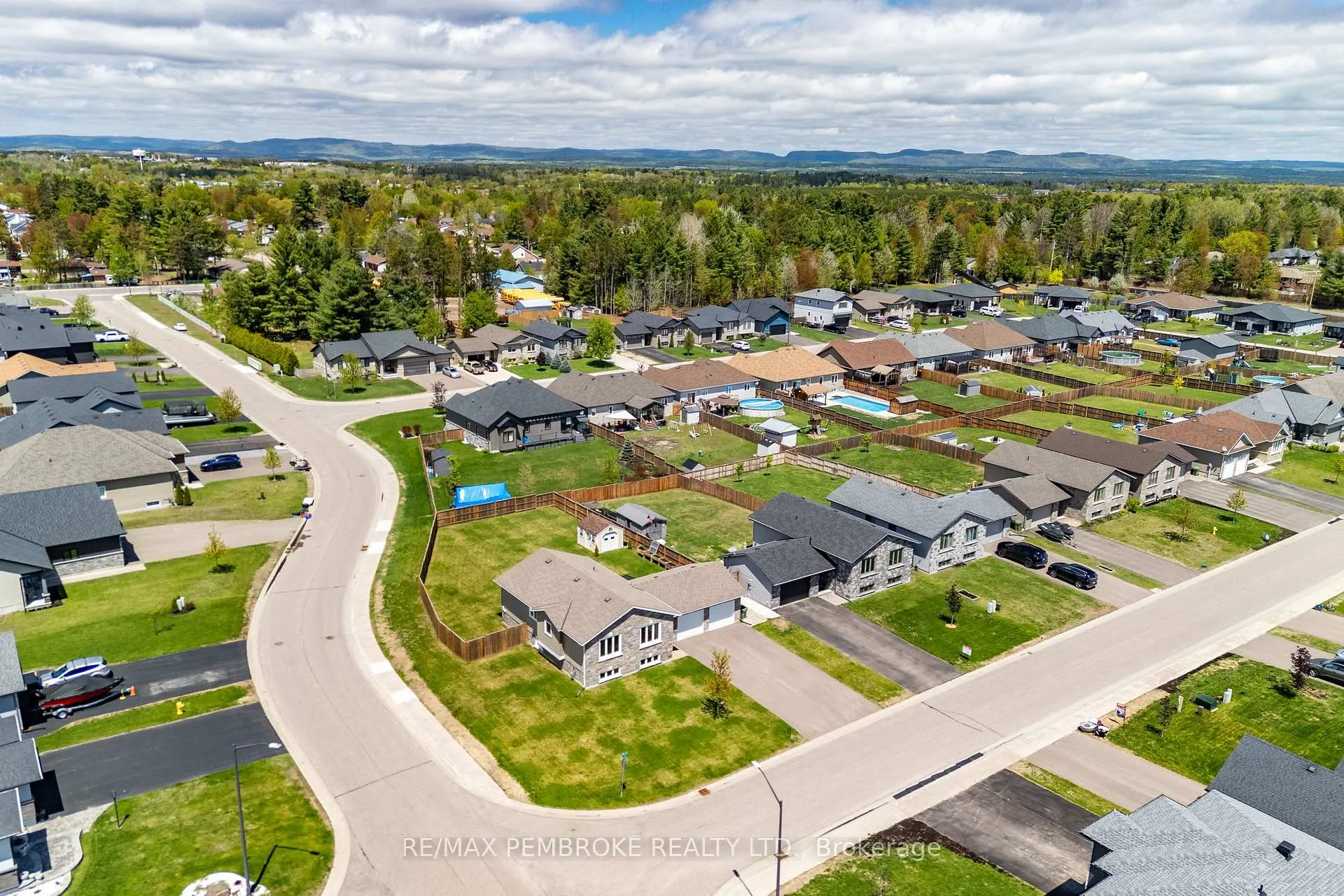 Photo 46 of 3 Nile Street, Petawawa — HOMEH