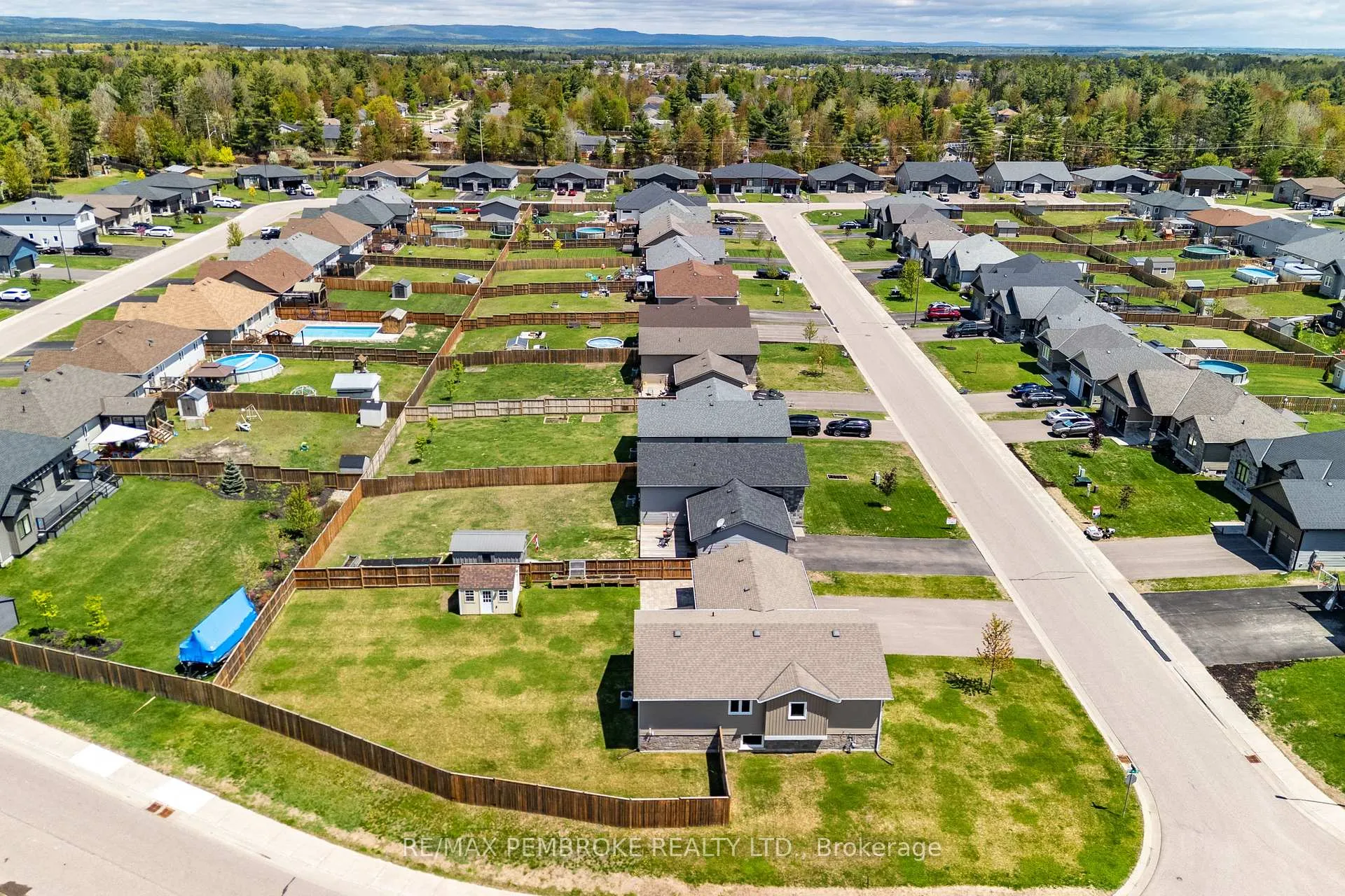 Photo 47 of 3 Nile Street, Petawawa — HOMEH