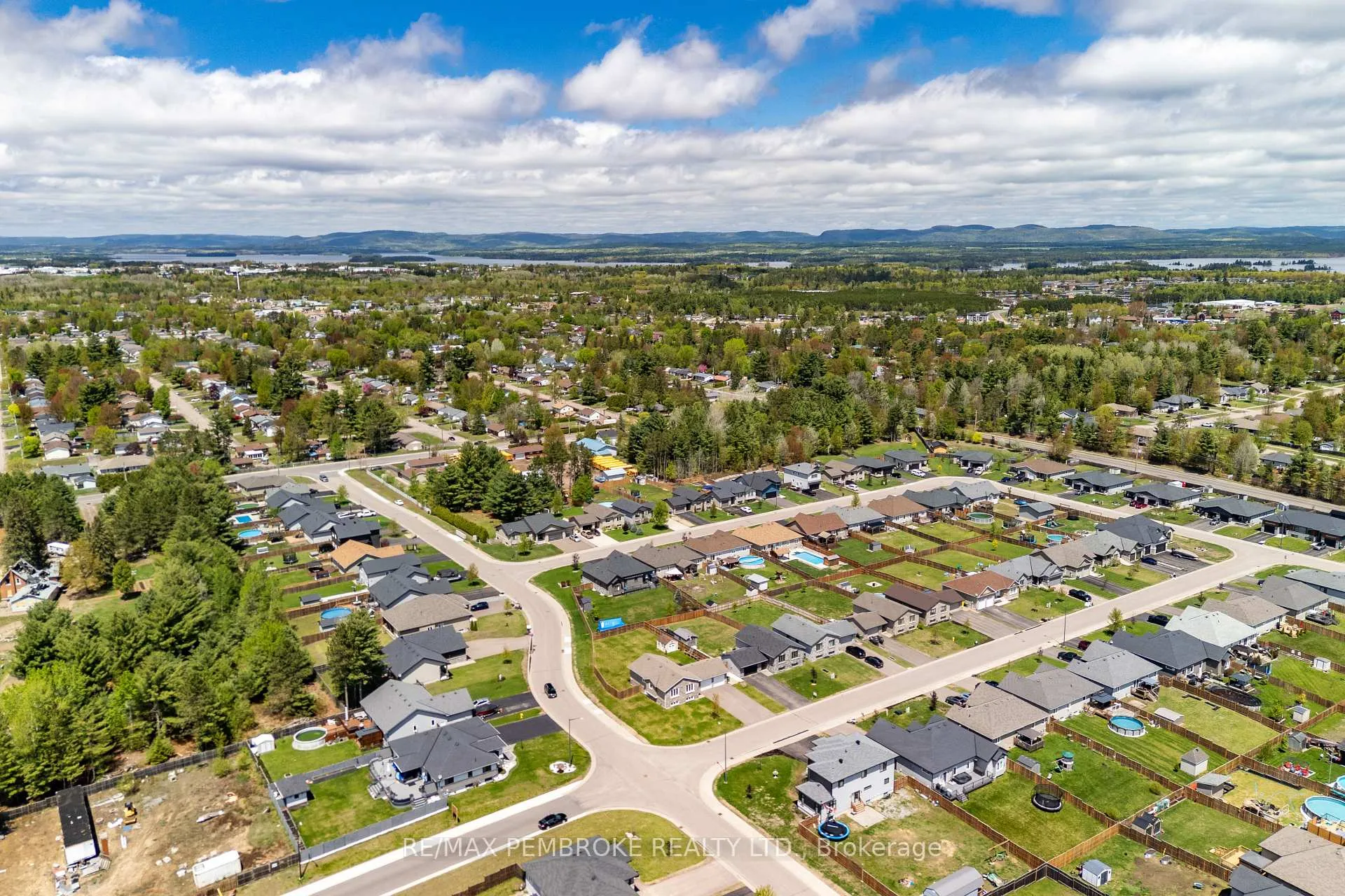 Photo 48 of 3 Nile Street, Petawawa — HOMEH