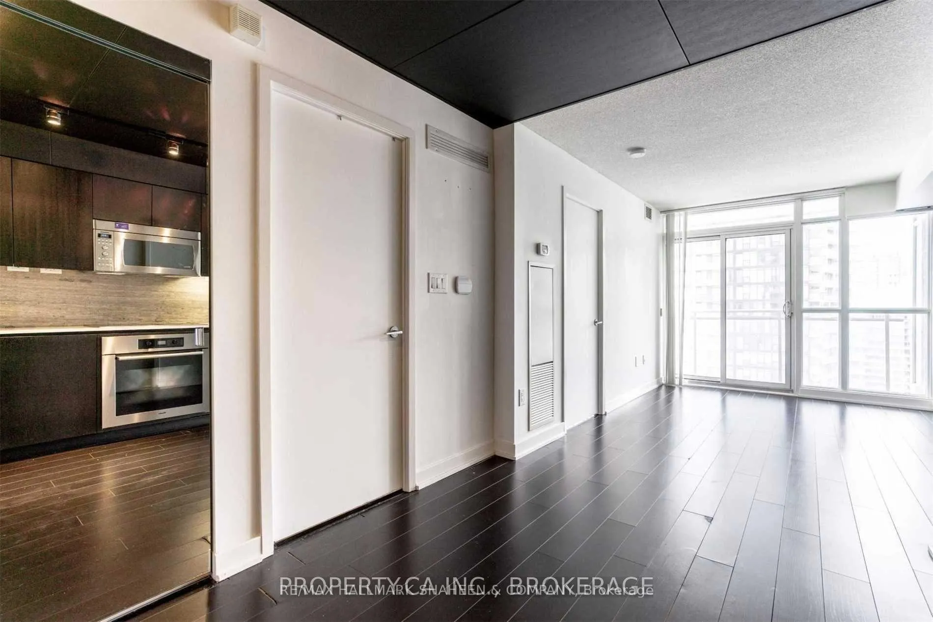 Photo 6 of Unit 2105, 15 Iceboat Terrace, Toronto, Waterfront Communities — HOMEH