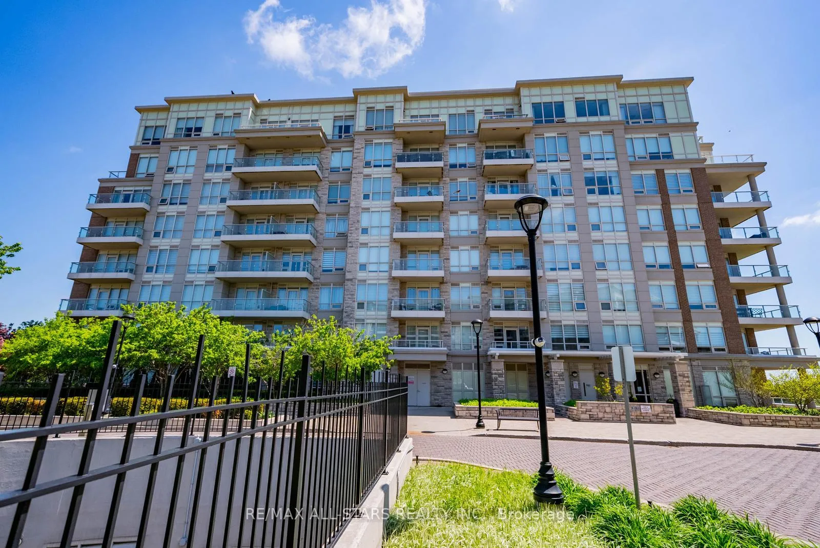 Photo 1 of Unit 305, 15 Stollery Pond Crescent, Markham, Devil's Elbow — HOMEH