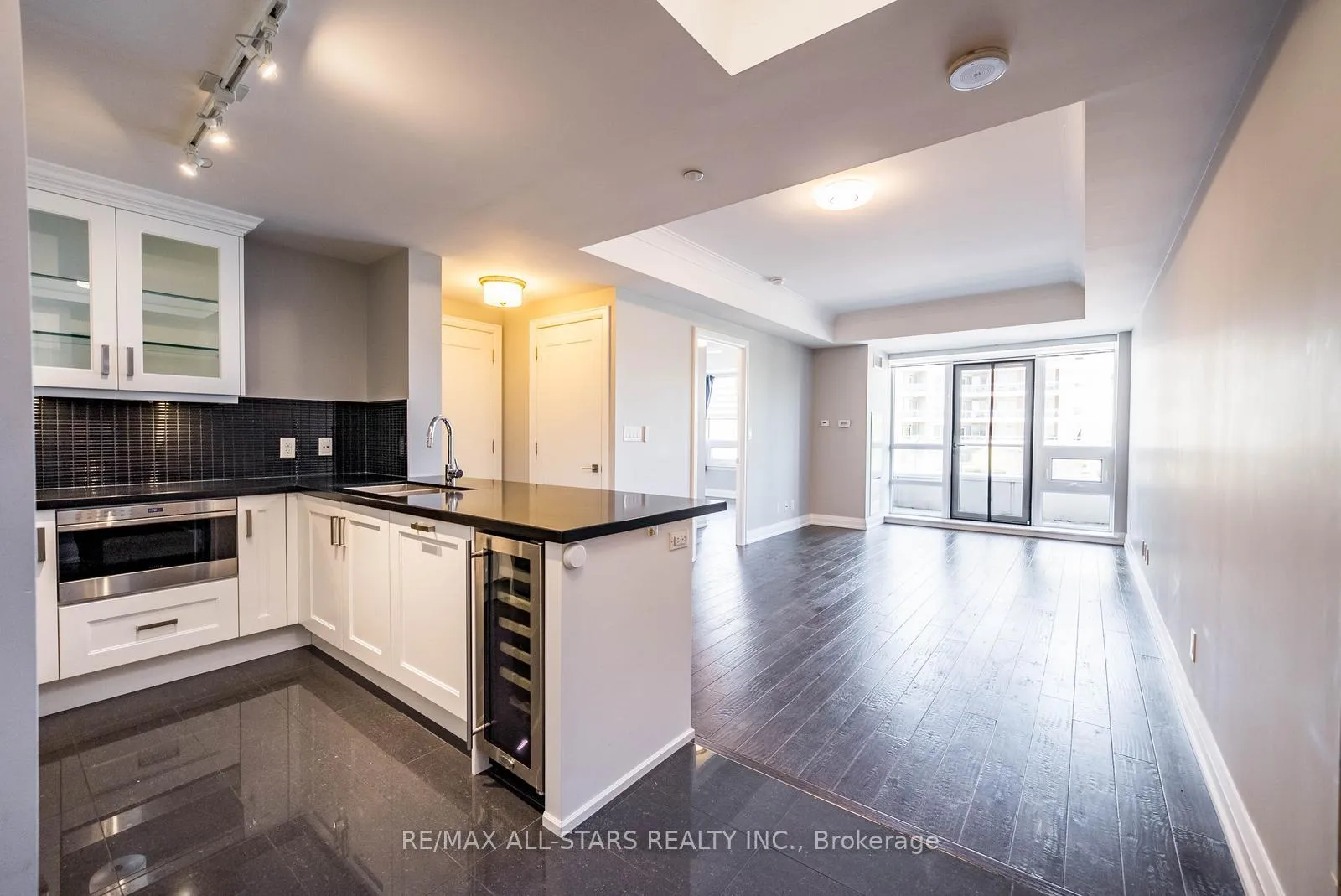 Photo 4 of Unit 305, 15 Stollery Pond Crescent, Markham, Devil's Elbow — HOMEH