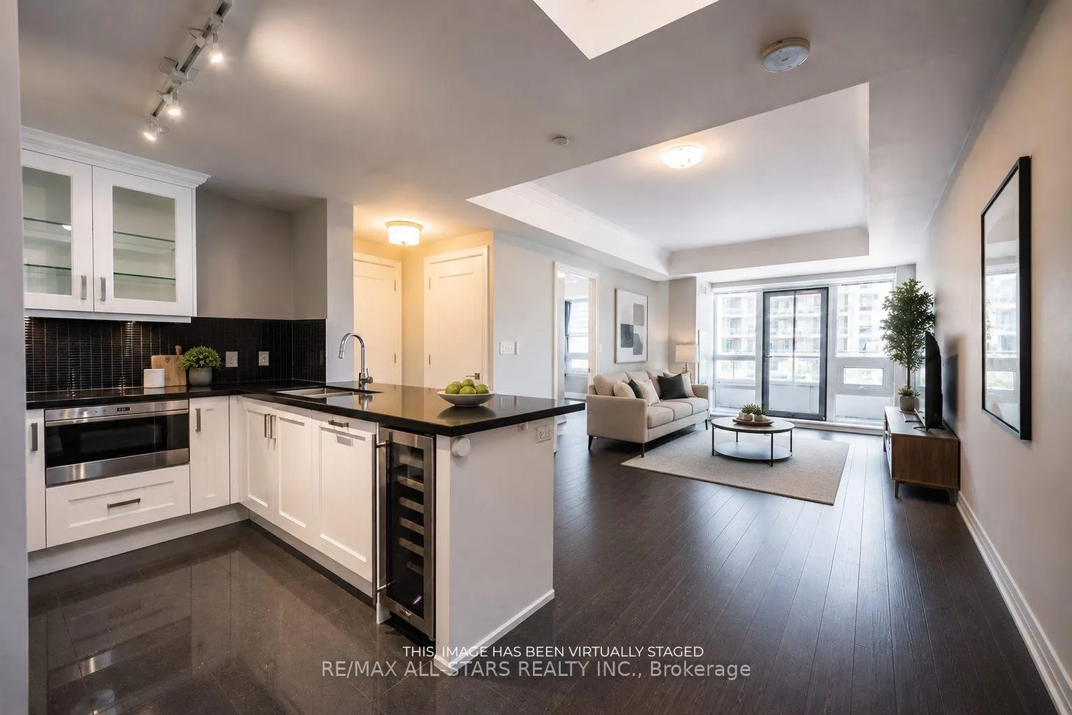 Photo 5 of Unit 305, 15 Stollery Pond Crescent, Markham, Devil's Elbow — HOMEH