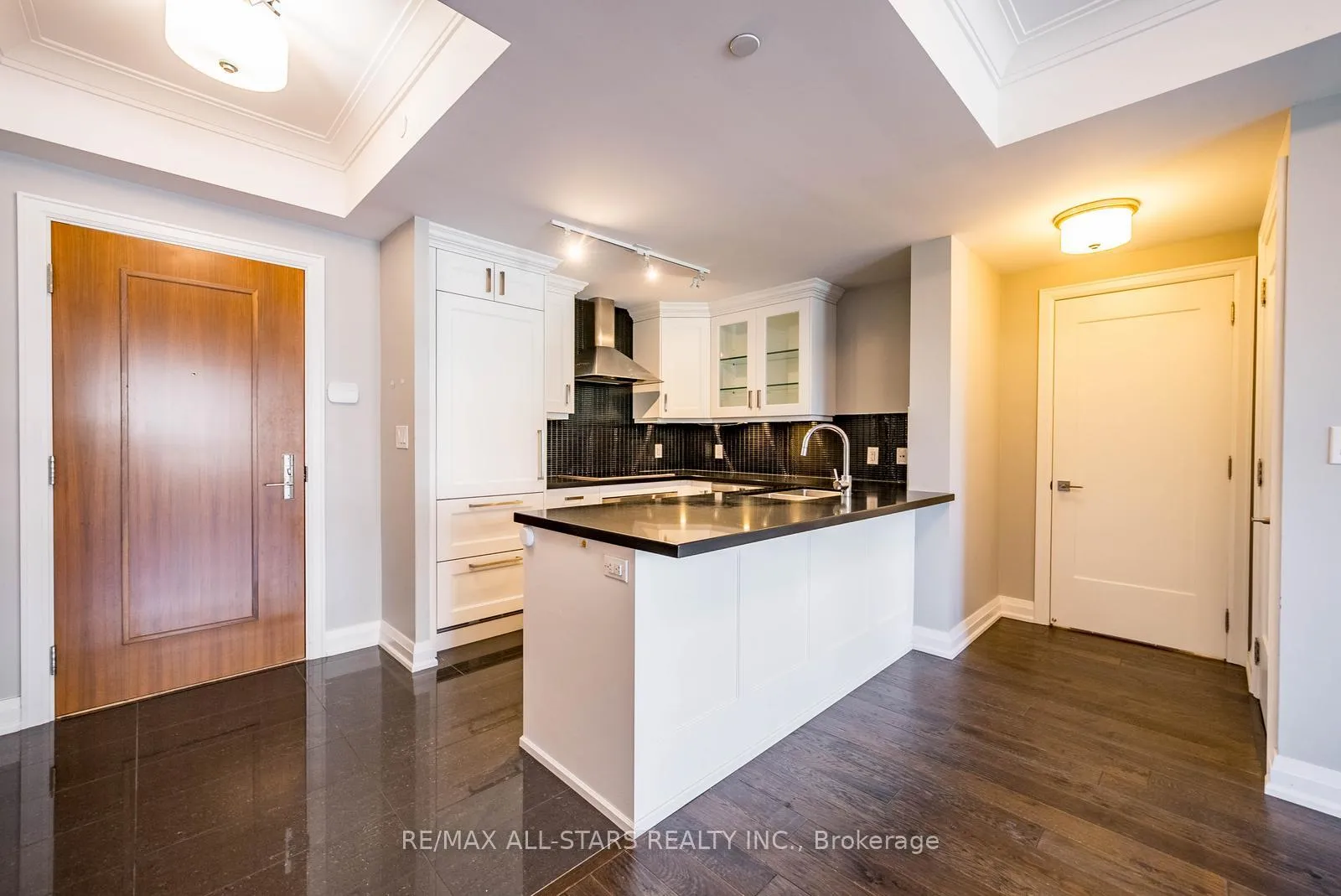 Photo 6 of Unit 305, 15 Stollery Pond Crescent, Markham, Devil's Elbow — HOMEH