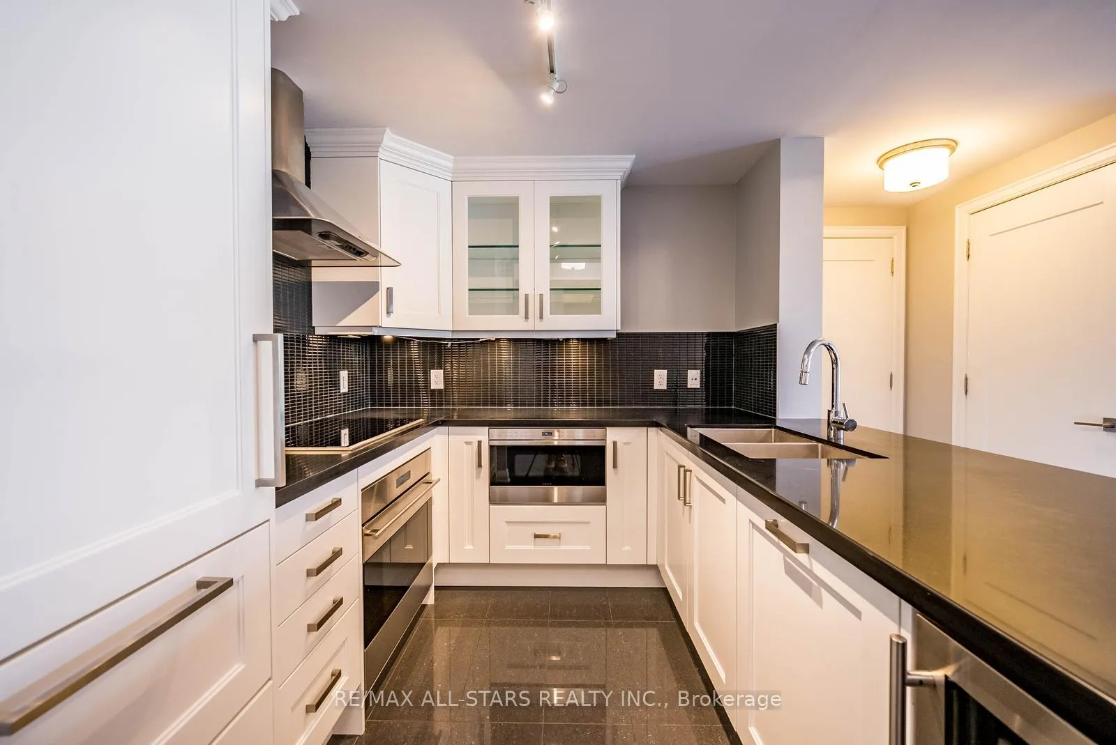 Photo 8 of Unit 305, 15 Stollery Pond Crescent, Markham, Devil's Elbow — HOMEH