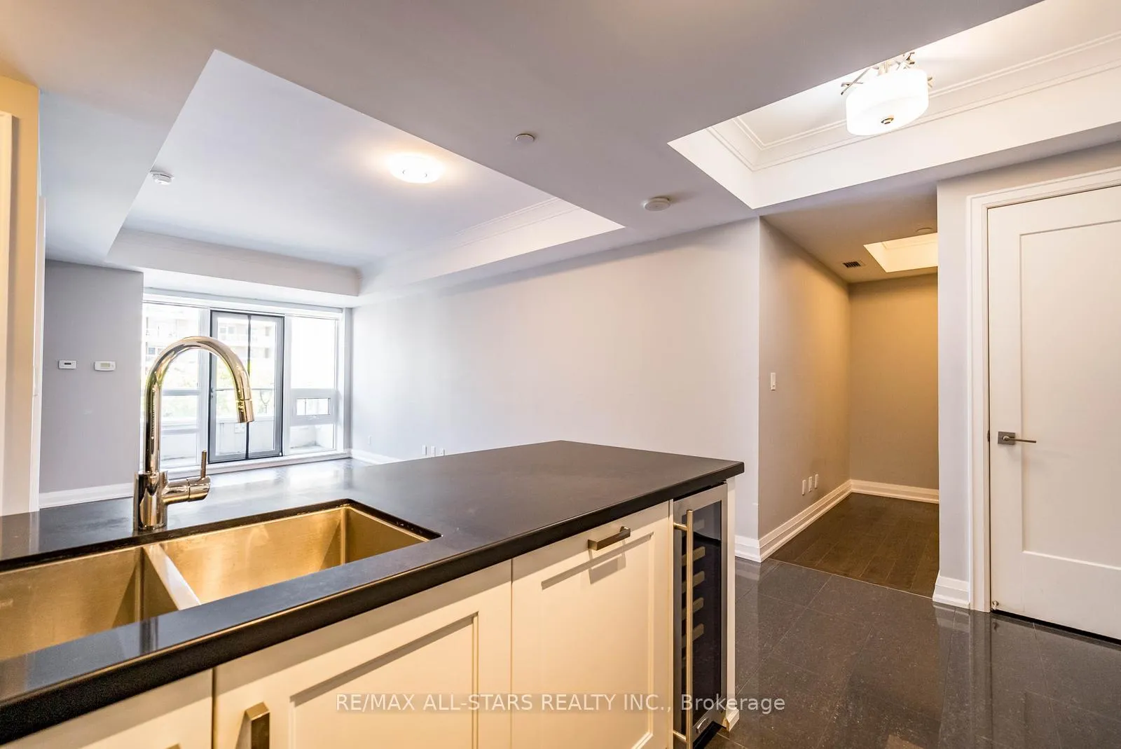Photo 10 of Unit 305, 15 Stollery Pond Crescent, Markham, Devil's Elbow — HOMEH