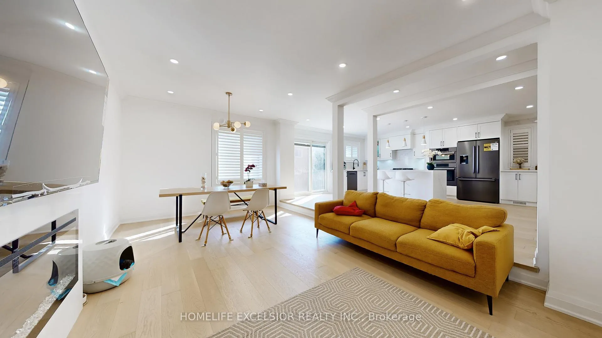 Photo 3 of 84 Jessica Gardens, Vaughan, Crestwood-Springfarm-Yorkhill — HOMEH