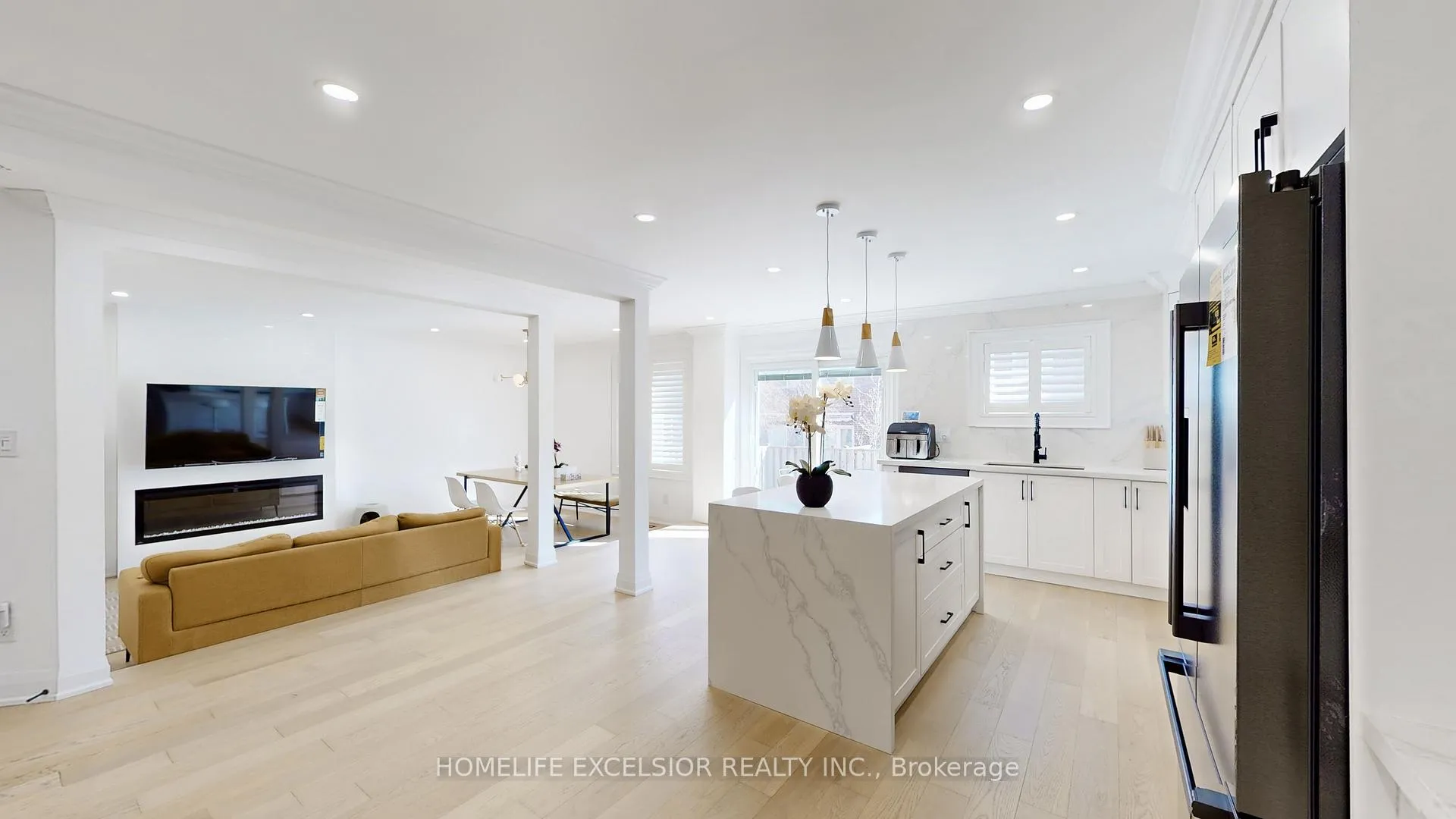 Photo 12 of 84 Jessica Gardens, Vaughan, Crestwood-Springfarm-Yorkhill — HOMEH
