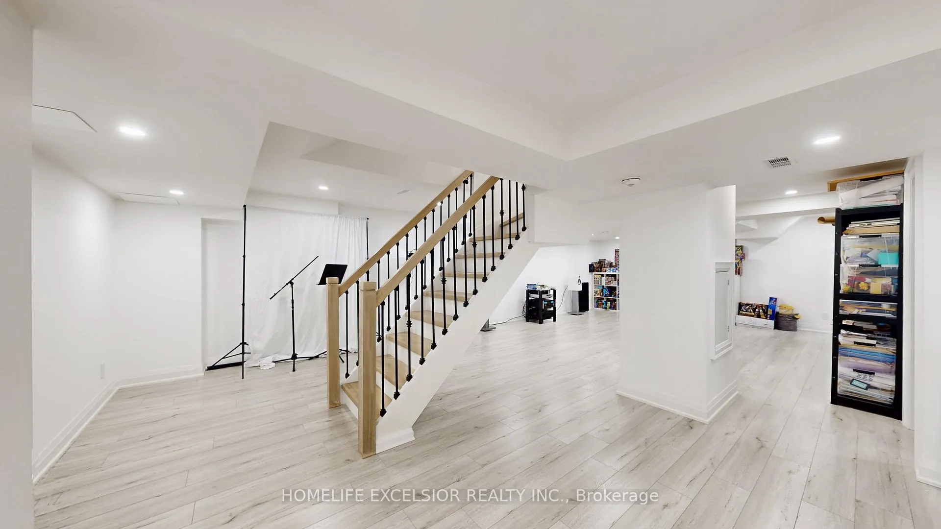 Photo 34 of 84 Jessica Gardens, Vaughan, Crestwood-Springfarm-Yorkhill — HOMEH