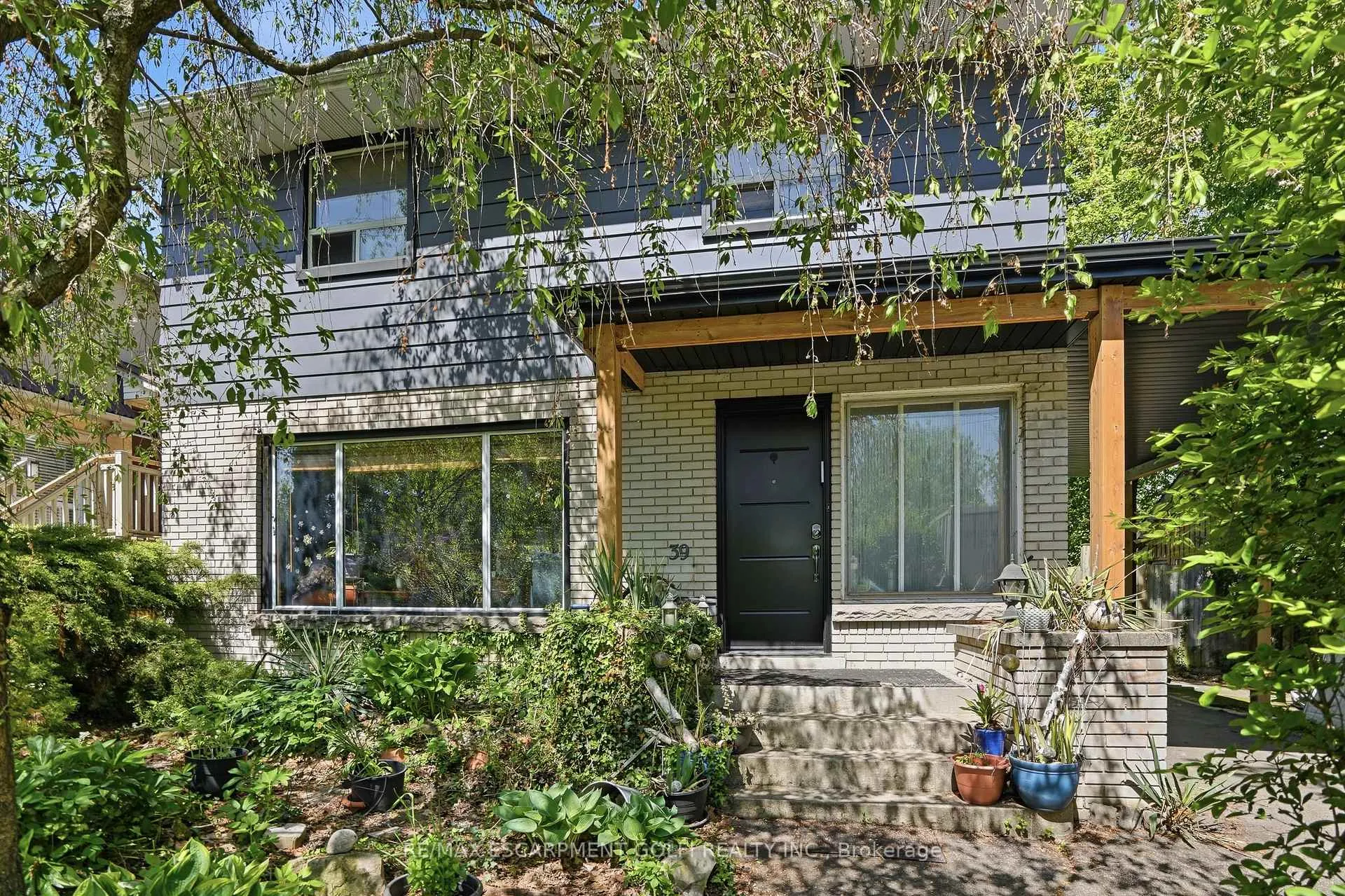 Photo 2 of 39 Paradise Road, Hamilton, Westdale — HOMEH
