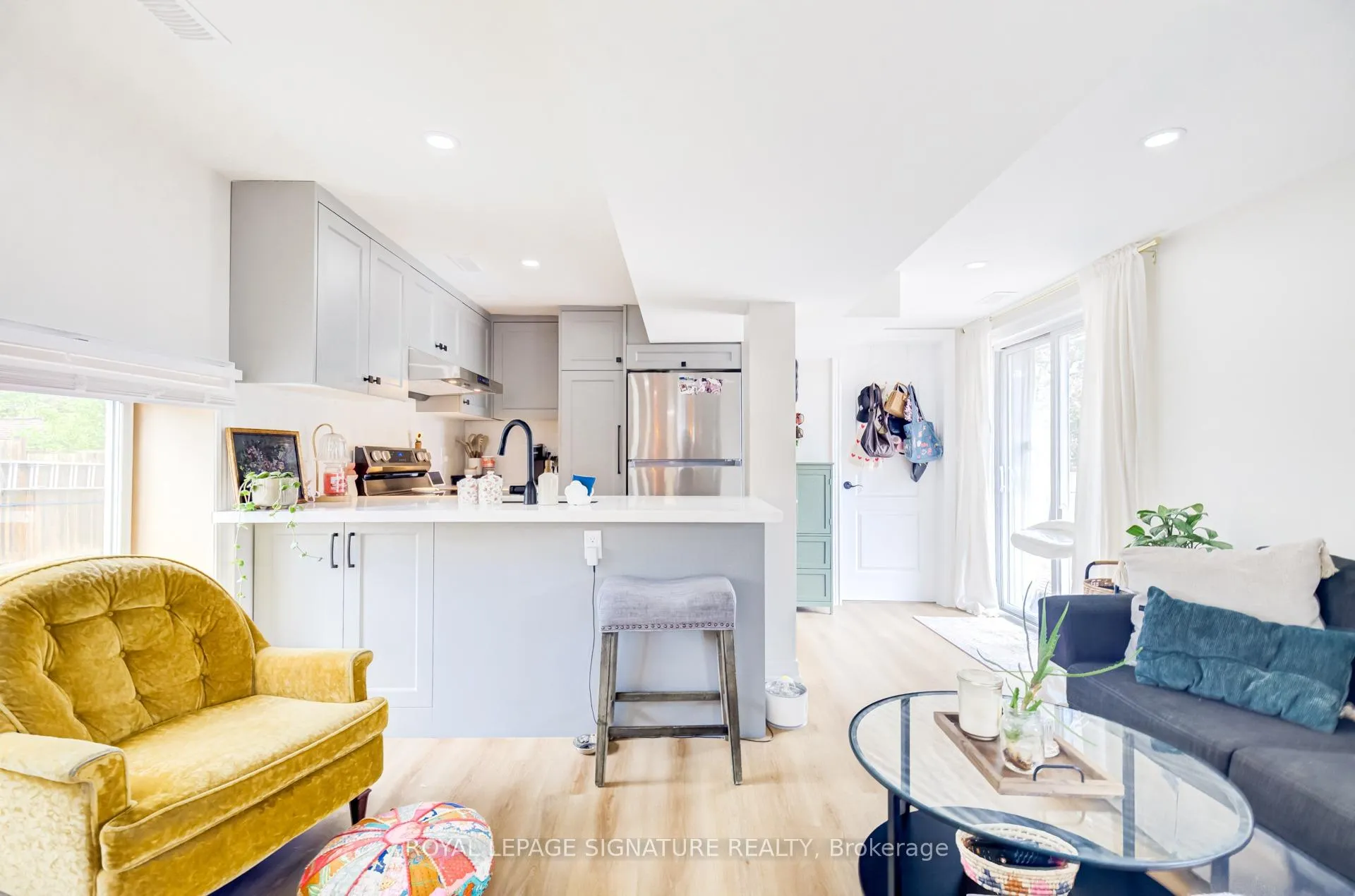Photo 3 of Unit Coach, 235 Cedar Crescent, Barrie, Bayshore — HOMEH