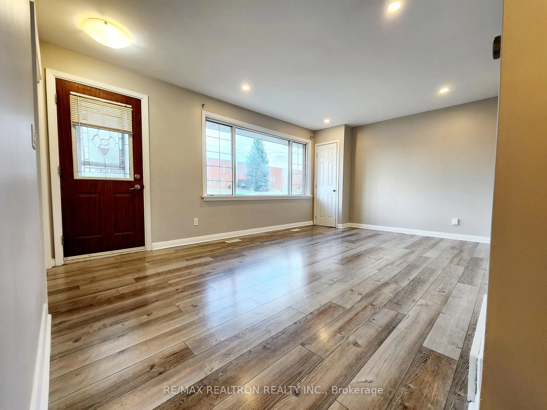 Photo 2 of 58 Athabasca Street, Oshawa, Donevan — HOMEH