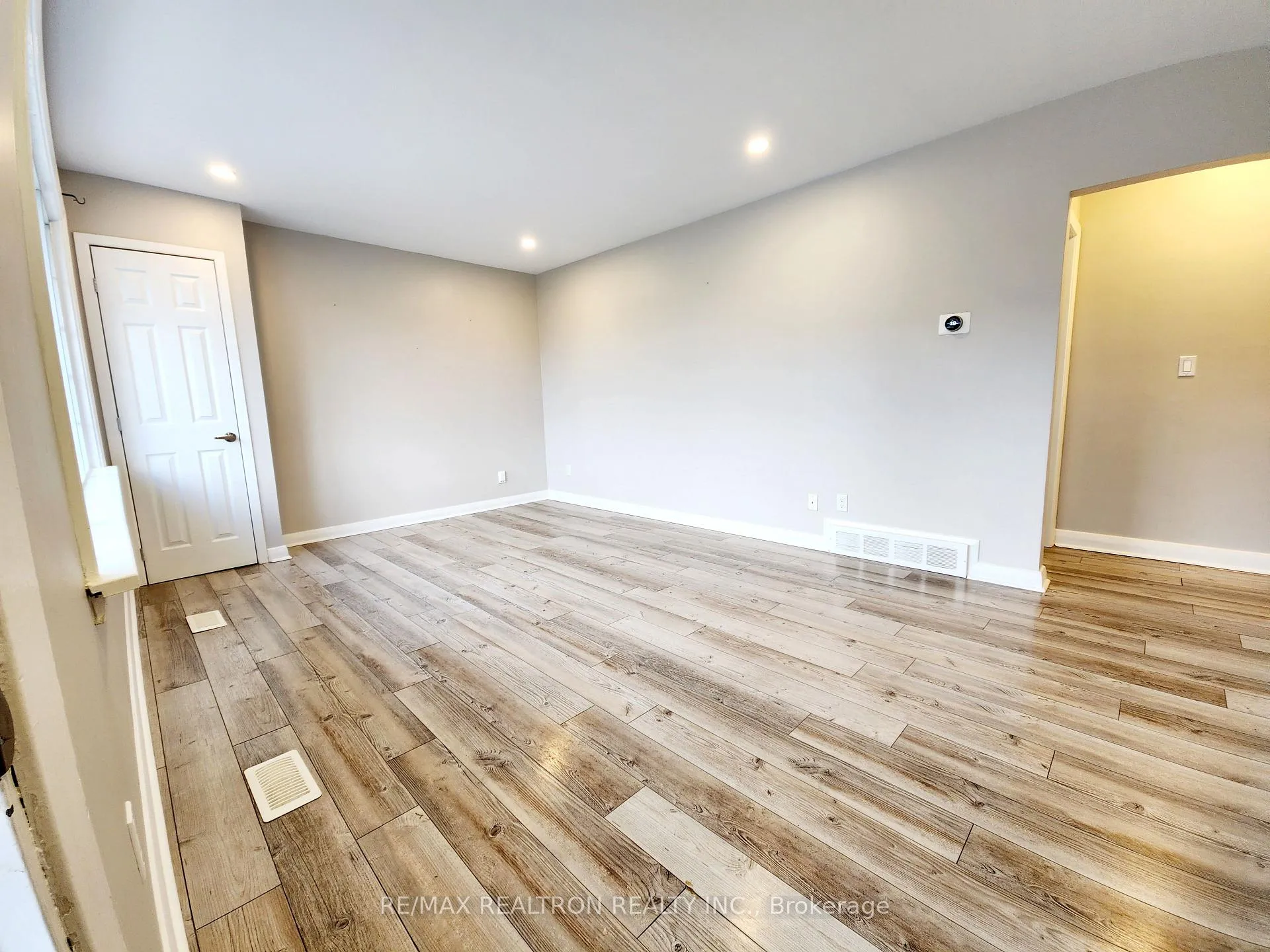 Photo 3 of 58 Athabasca Street, Oshawa, Donevan — HOMEH