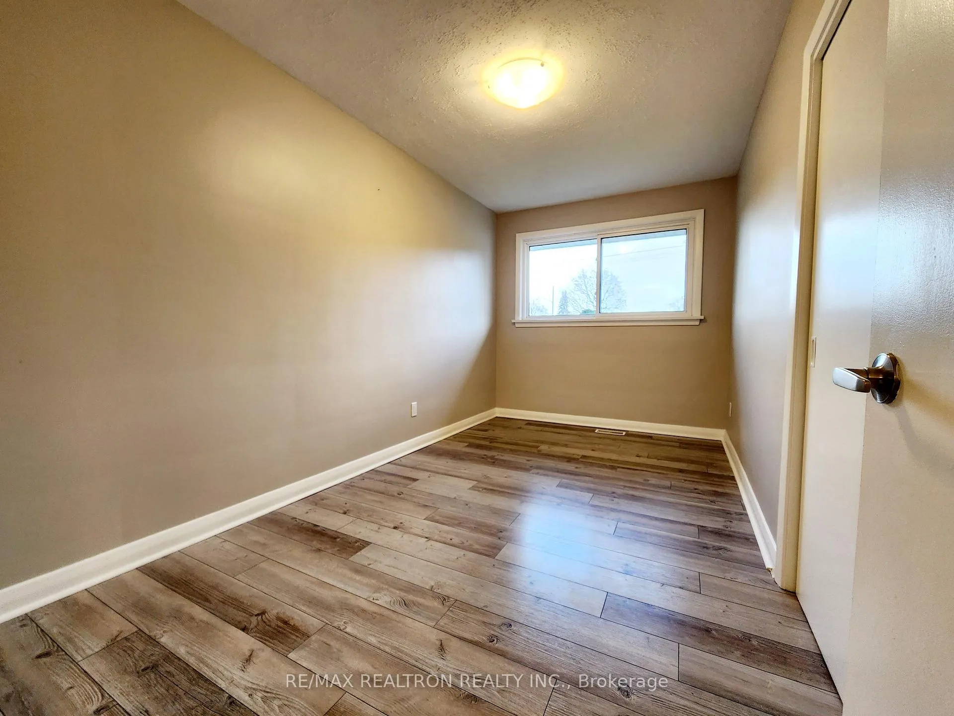 Photo 8 of 58 Athabasca Street, Oshawa, Donevan — HOMEH