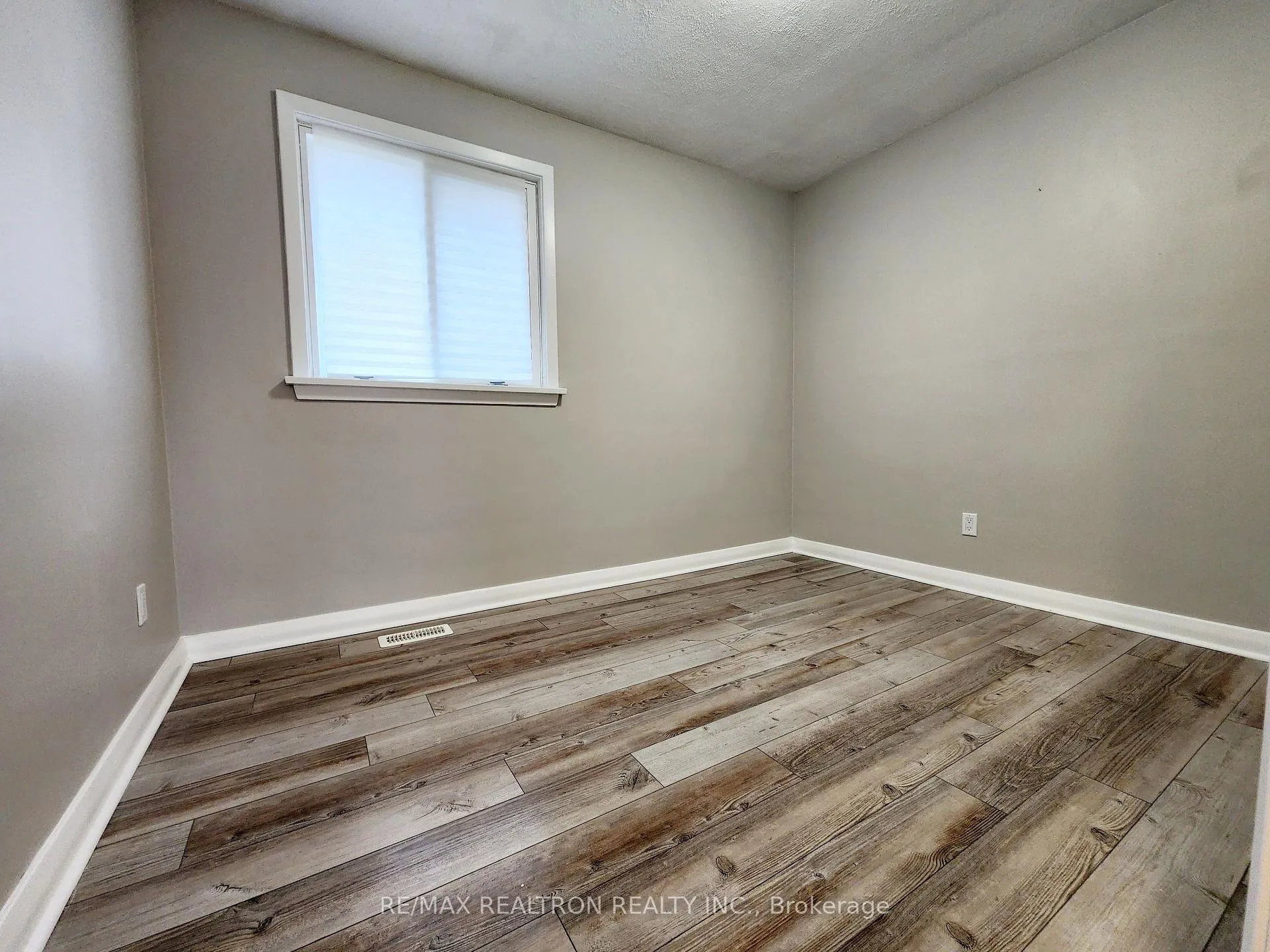 Photo 9 of 58 Athabasca Street, Oshawa, Donevan — HOMEH