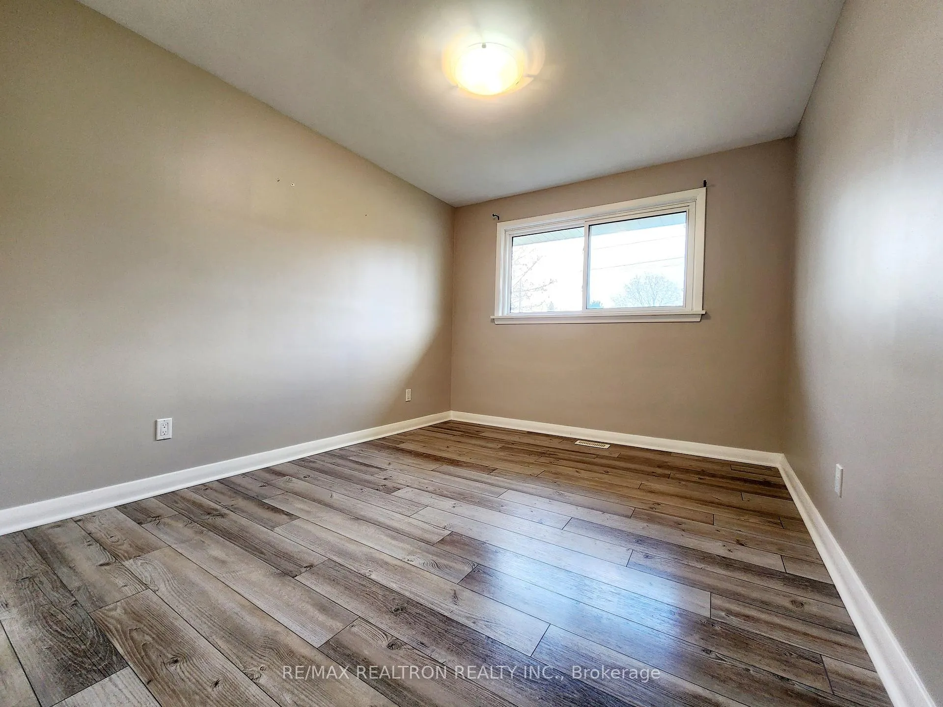 Photo 10 of 58 Athabasca Street, Oshawa, Donevan — HOMEH