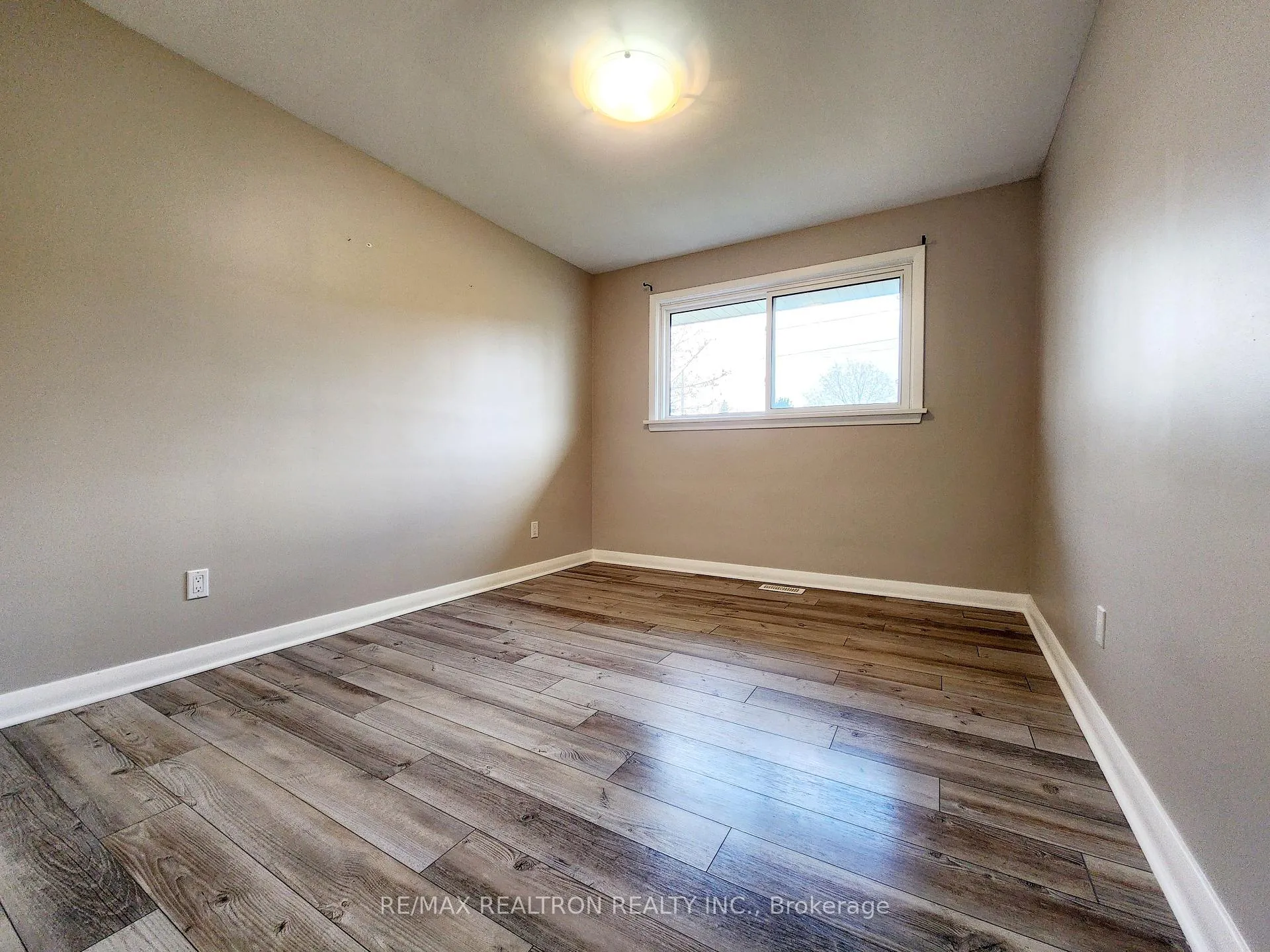 Photo 11 of 58 Athabasca Street, Oshawa, Donevan — HOMEH