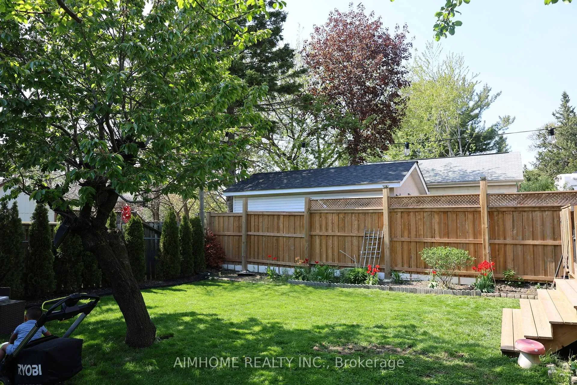 Photo 9 of 136 Presley Avenue W, Scarborough, Clairlea-Birchmount — HOMEH