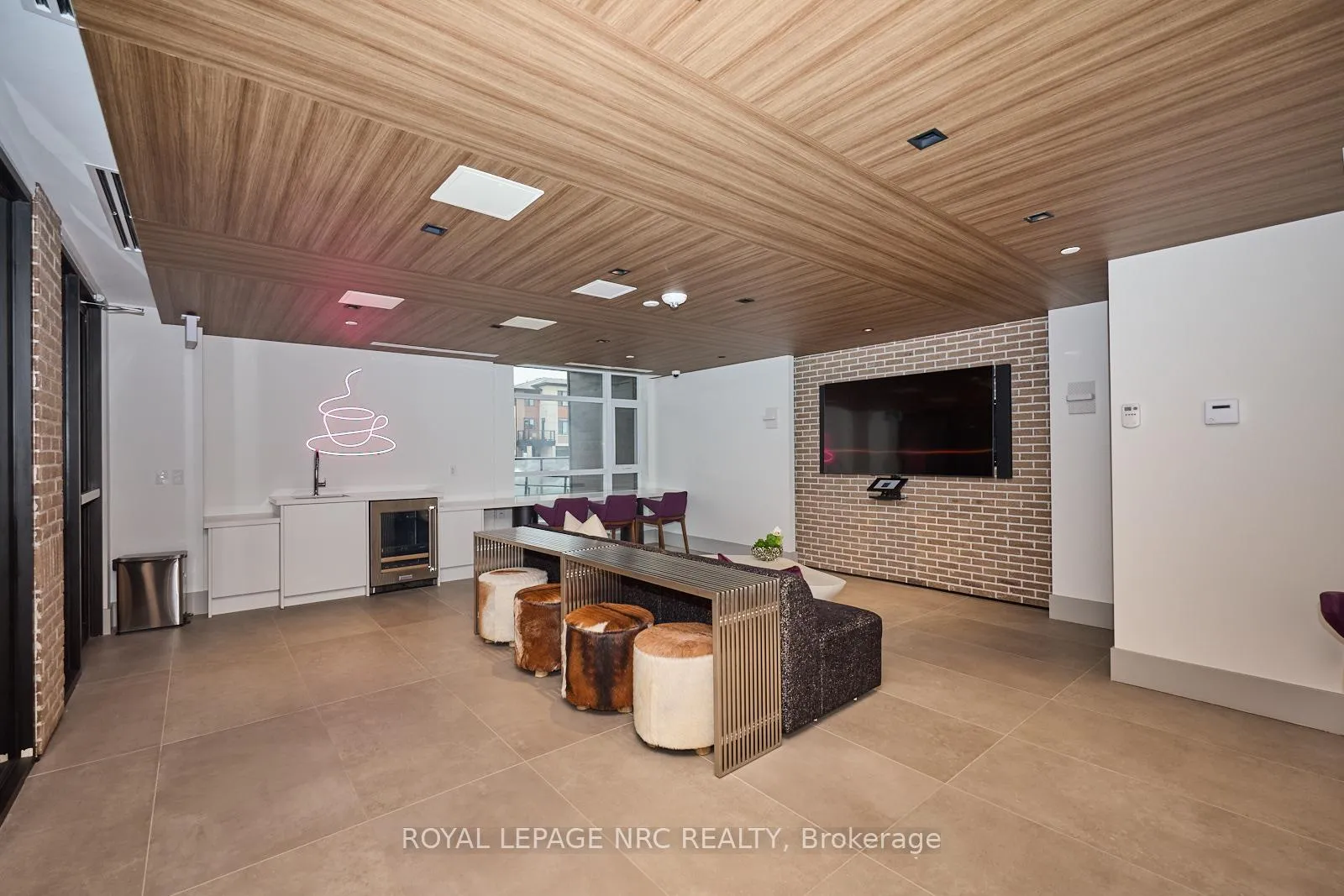 Photo 5 of Unit 221, 600 North Service Road, Hamilton, Lakeshore — HOMEH