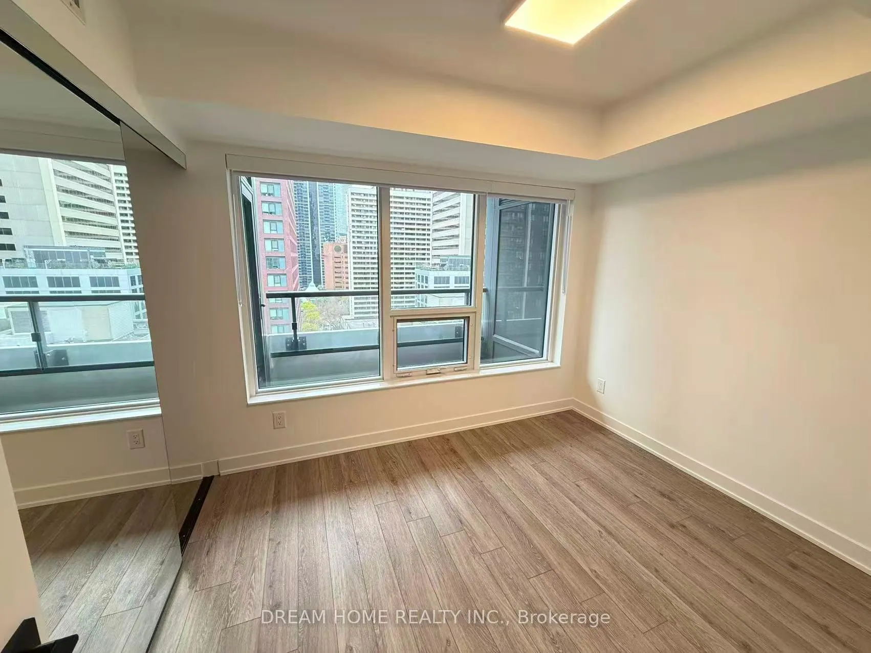 Photo 5 of Unit 1403, 609 Sherbourne Street, Toronto, North St. James Town — HOMEH