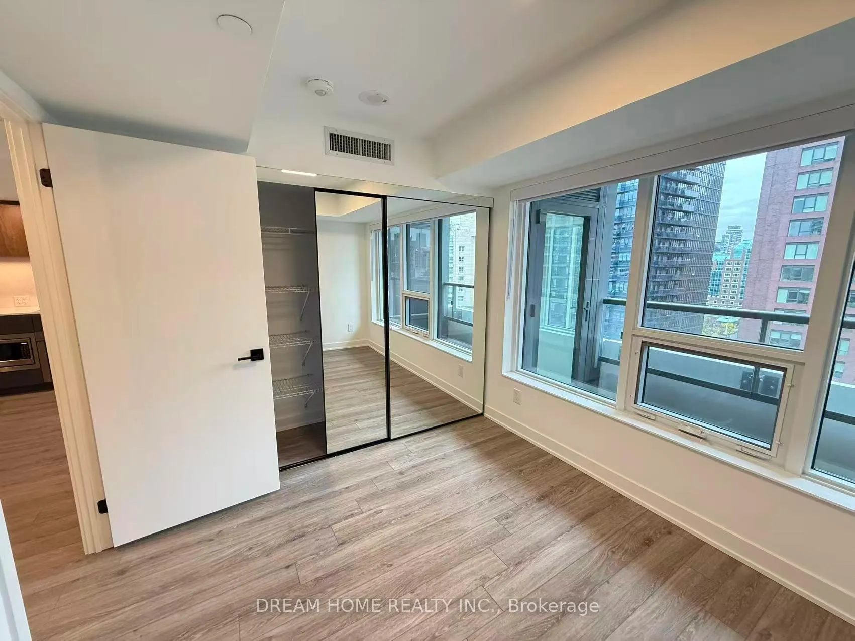 Photo 6 of Unit 1403, 609 Sherbourne Street, Toronto, North St. James Town — HOMEH