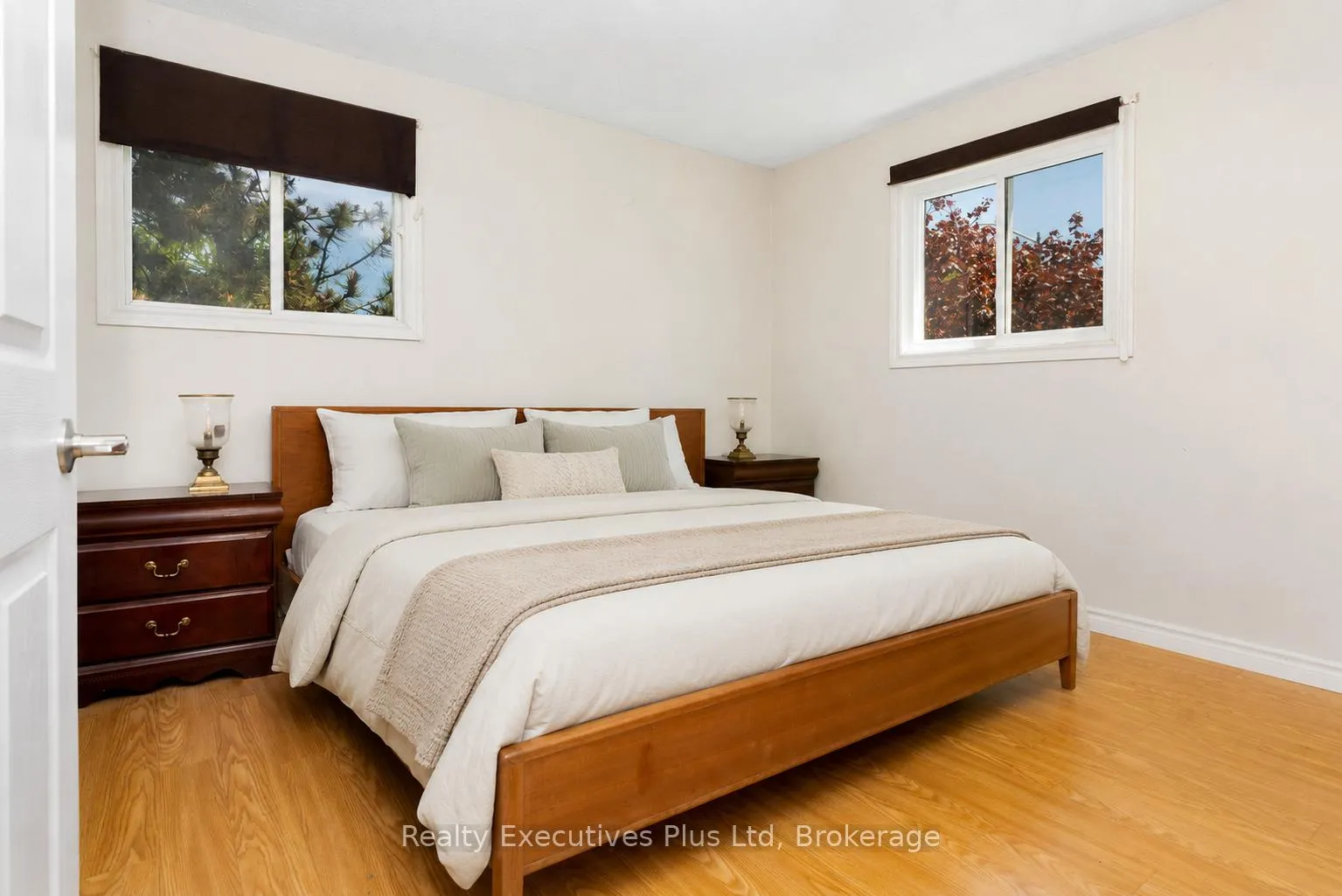 Photo 8 of 24 McConkey Place, Barrie, Allandale Heights — HOMEH