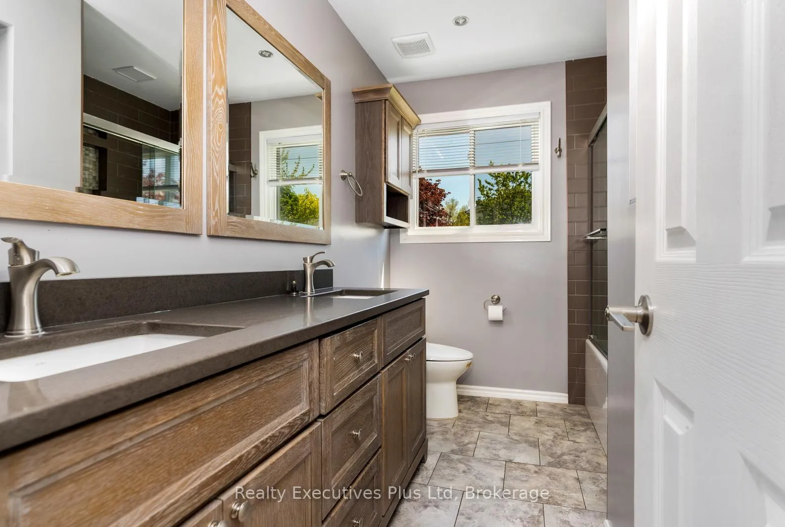 Photo 12 of 24 McConkey Place, Barrie, Allandale Heights — HOMEH