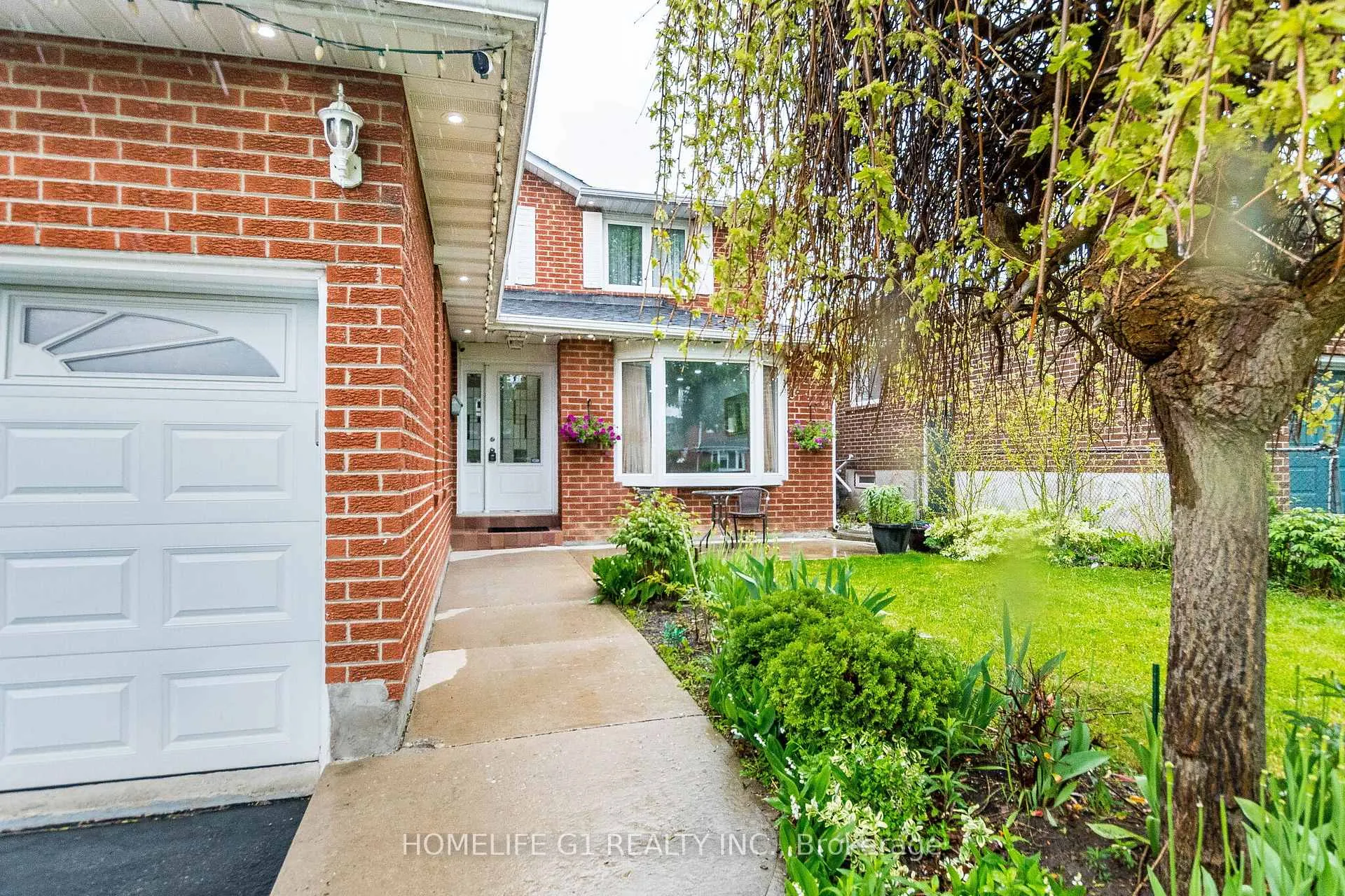 Photo 4 of 92 Reynier Drive, Brampton, Heart Lake East — HOMEH